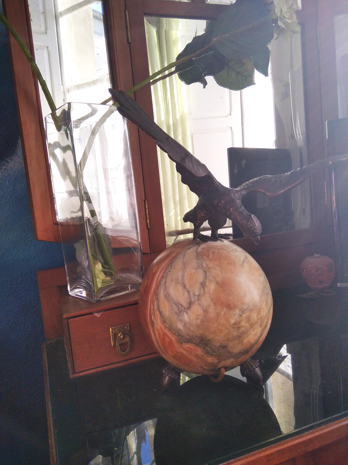  Rare lampe de bureau Art Déco en forme de globe en albâtre avec aigle en bronze de culture en vente 11