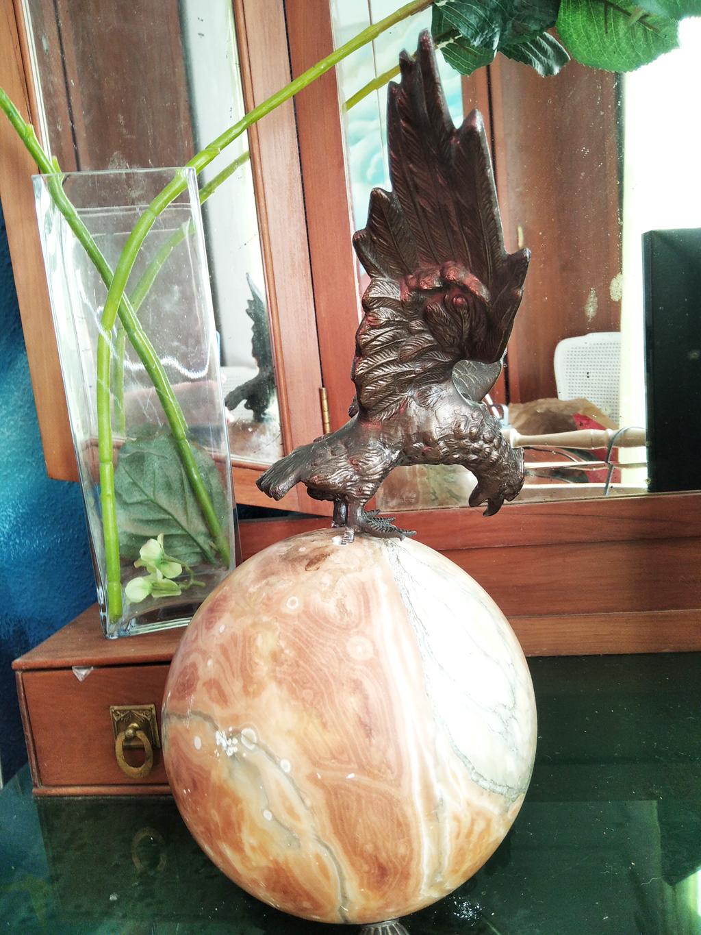 Espagnol  Rare lampe de bureau Art Déco en forme de globe en albâtre avec aigle en bronze de culture en vente
