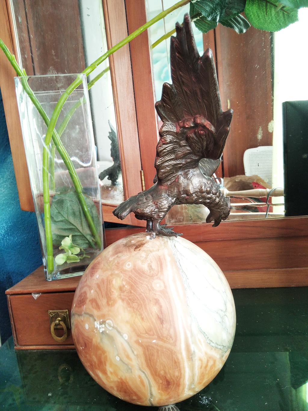Spagnolo Rara lampada da tavolo Art Deco in alabastro con aquila in bronzo scultura in vendita