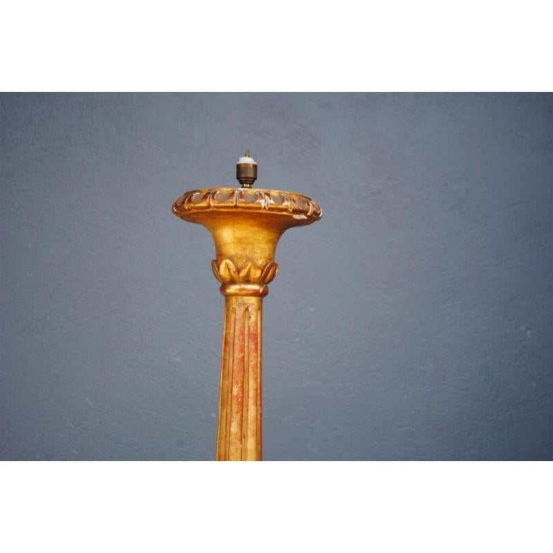 Pied de lampe en bois doré avec pieds griffes du 19ème siècle, d'une hauteur de 143 cm et d'un diamètre de 35 cm.

Informations complémentaires :
Matériau : Bois doré.