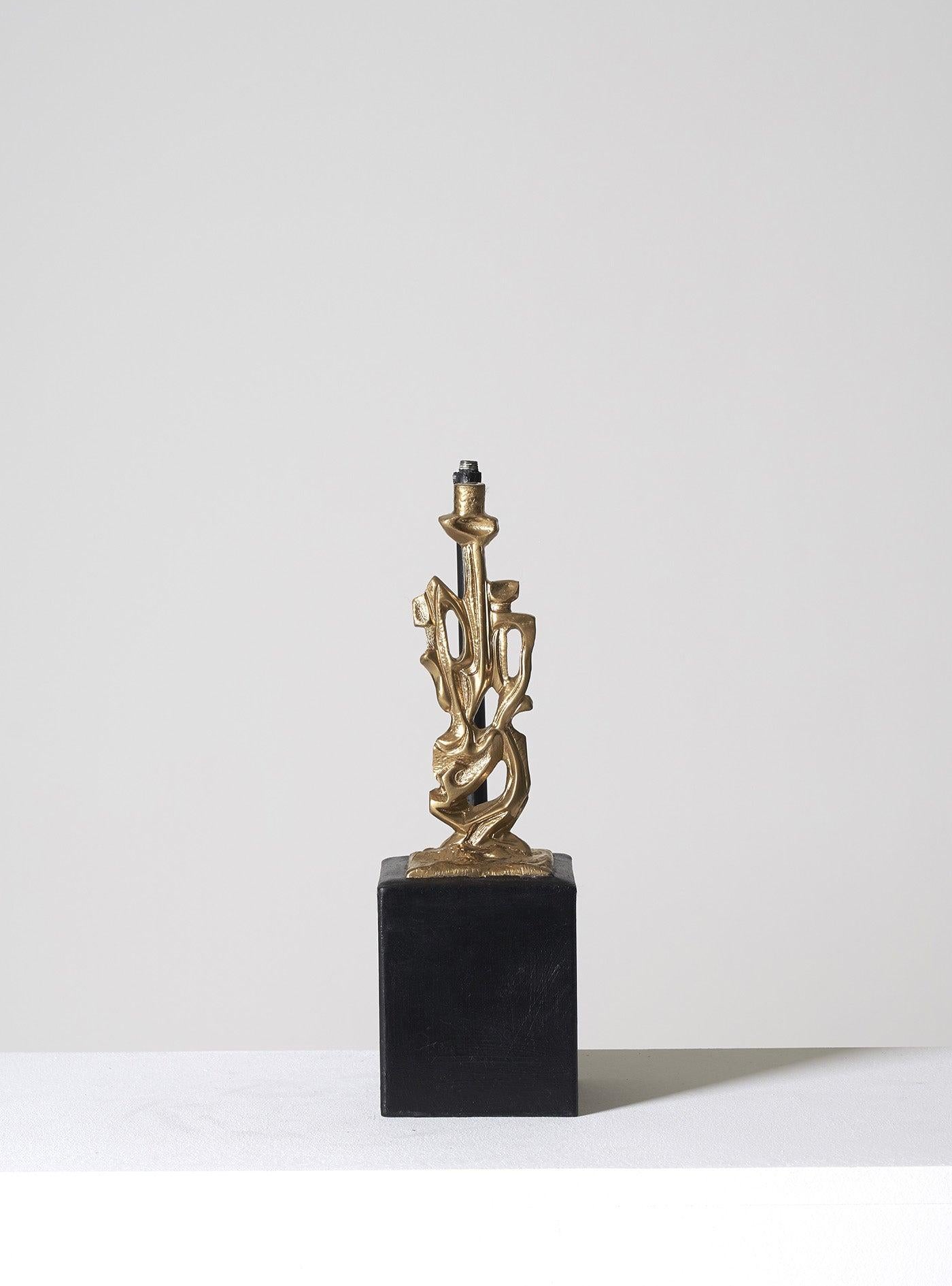 Bronze sculpture lamp on a black base from the 1970s. Manufactured and published in 30 copies in Paris, this is the proof. Depiction of two intertwined figures. Lamp base to be electrified. Lp126