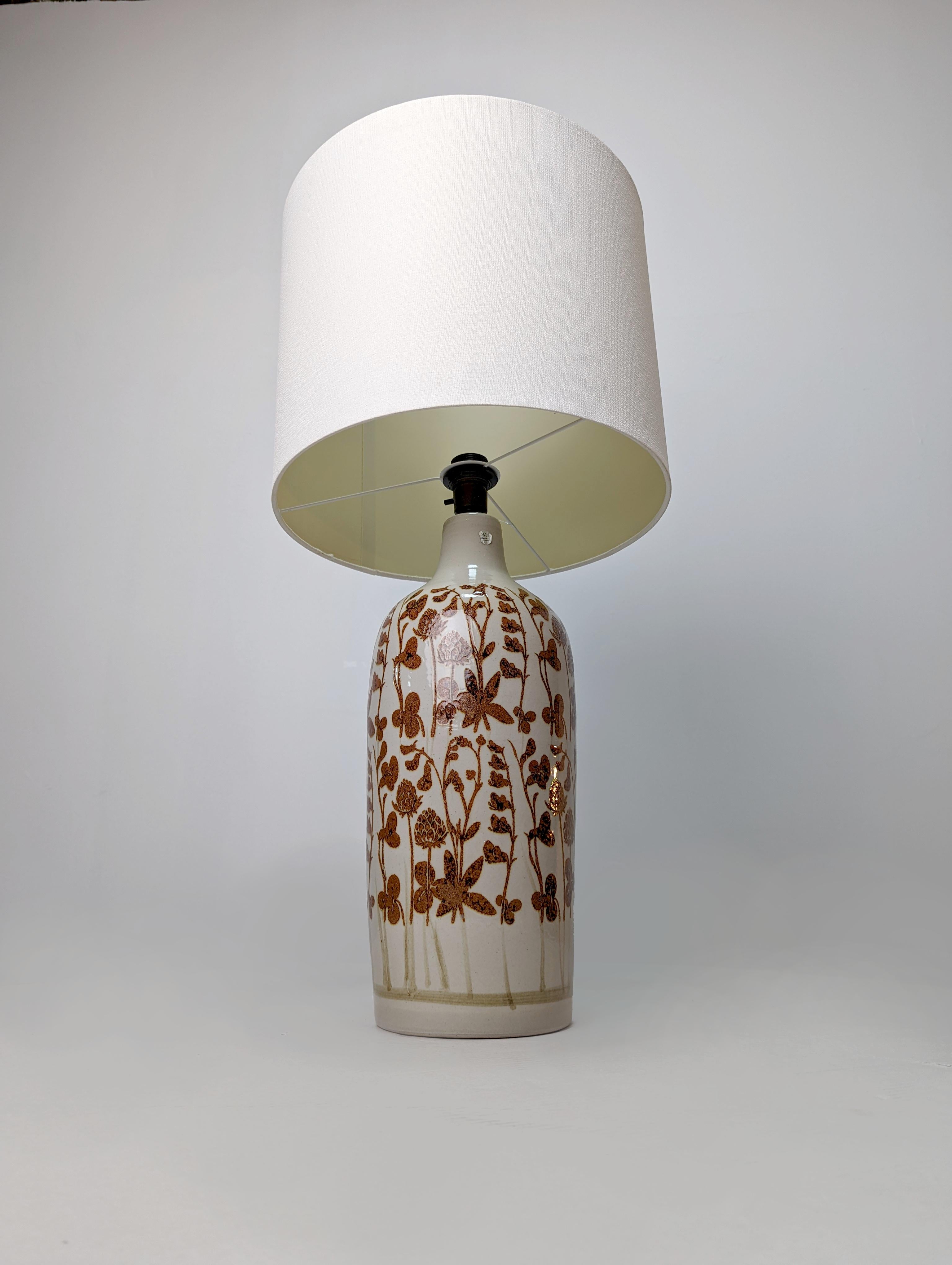 Spectacular lamp in glazed stoneware with floral details by one of the most outstanding representatives of the illustrious Swedish ceramic design of the 20th century, Carl-Harry Stålhane (1920-1990) and the great potter Kent Eriksson for Carl-Harry