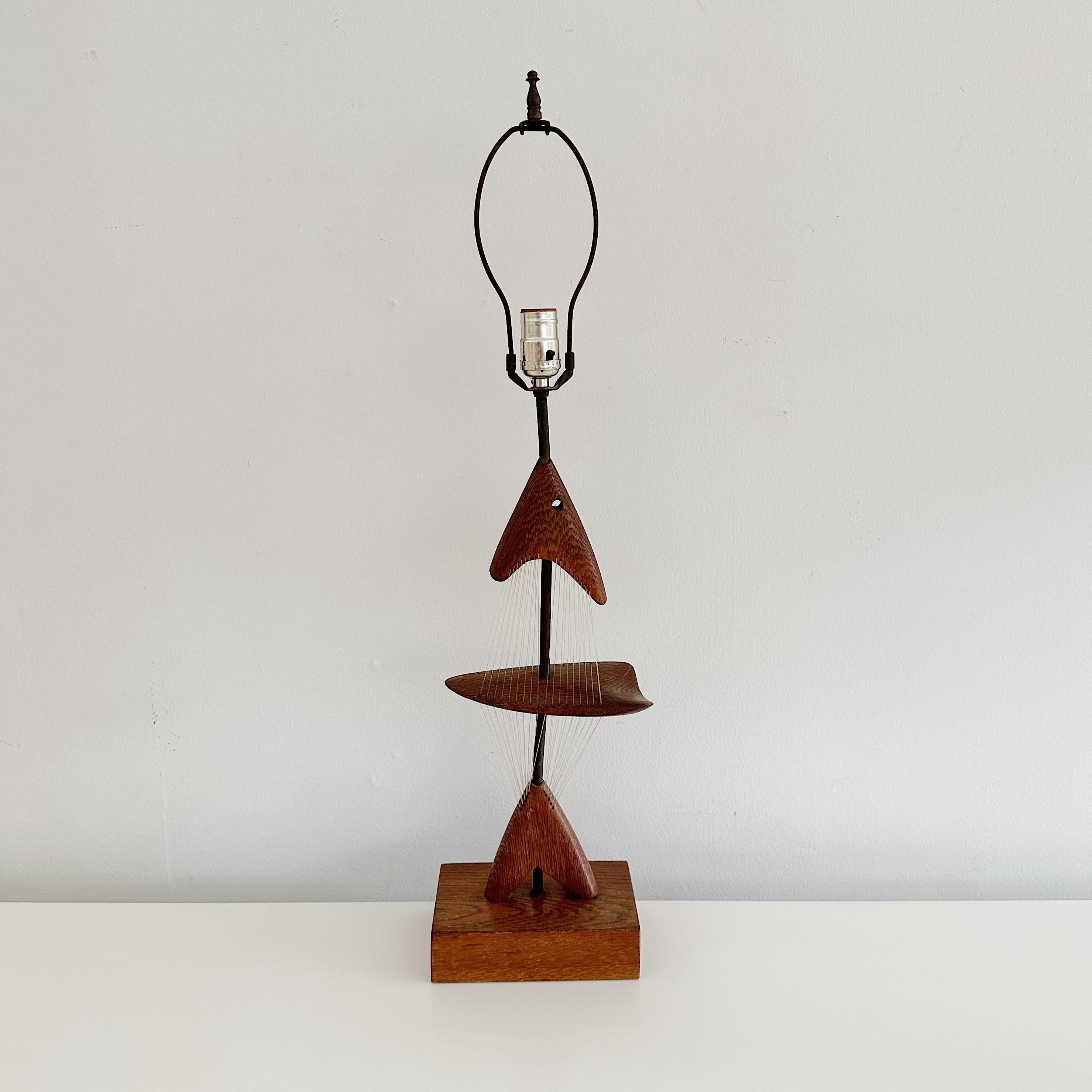 Lampe de table abstraite et sculpturale en forme de poisson, en bois sculpté et filament, par Clark Voorhees, vers 1947. 

Cette lampe a été vendue par Kyle-Reed. Variously, architecte devenu sculpteur, a été inspiré par les environs de sa maison et