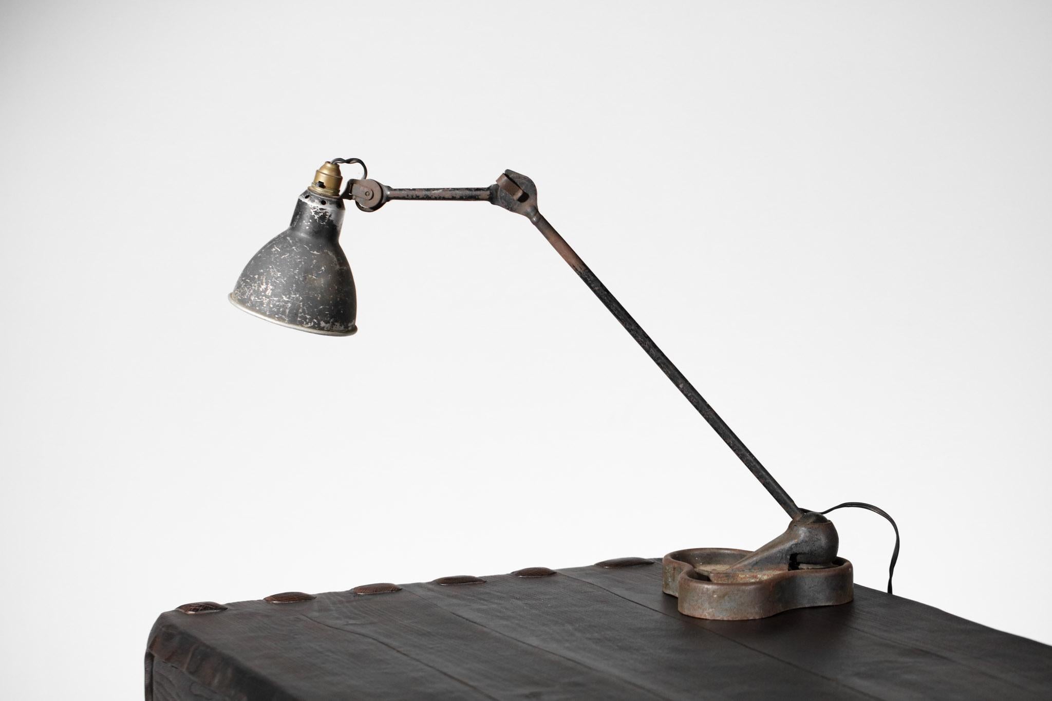 Desk lamp by French designer Bernard Albin Gras from the 1950s.
Steel structure mounted on a cast iron base and perforated steel shade. Nice patina (cf photos).
Industrial style lamp that can be found in many of Le Corbusier's projects.
