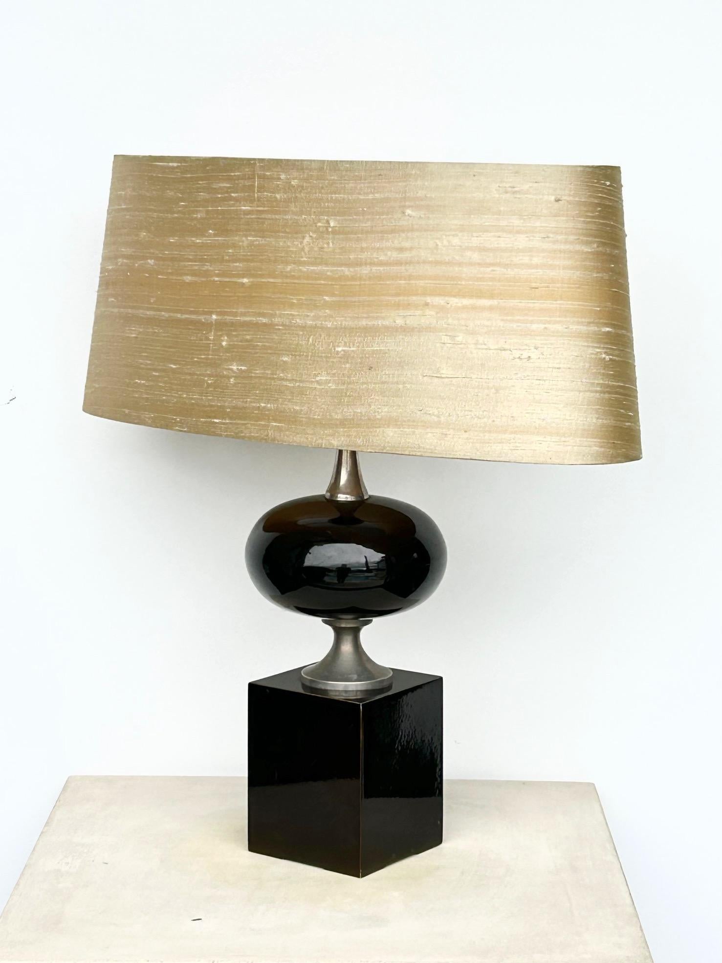 Elegante lampe de table ou de bureau de Philippe Barbier, en métal laqué brun foncé. 
Un design à la fois minimaliste et néoclassique.
Philippe Barbier est un designer français principalement connu pour ses nombreuses lampes. Dans les années 1960 et