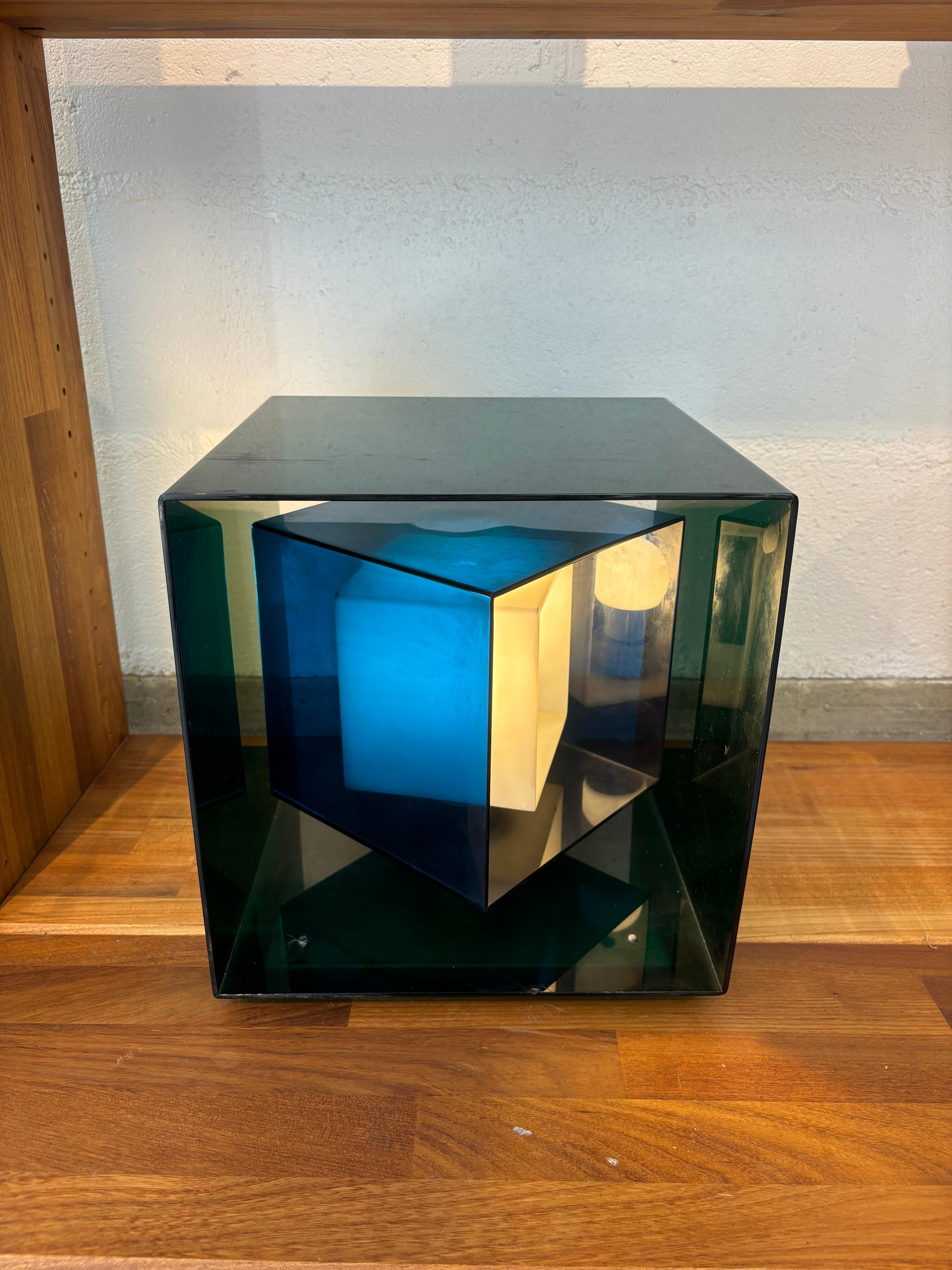Très jolie lampe cinétique par Giorgio Longoni pour Stilnovo modele Caleidoscopio. 