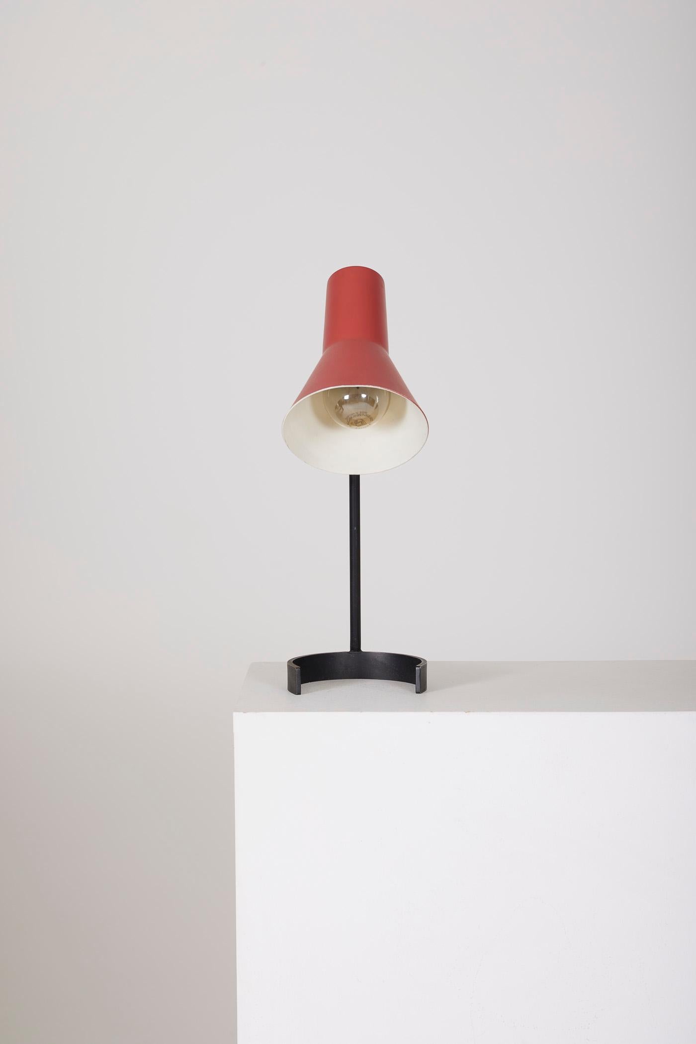 TABLE LAMP BY DUTCH DESIGNER JAN HOOGERVORST FOR ANVIA, 1960s. THE ADJUSTABLE SHADE IS MADE OF RED LACQUERED METAL, RESTING ON A BLACKENED METAL BASE. IN VERY GOOD CONDITION.
DV455