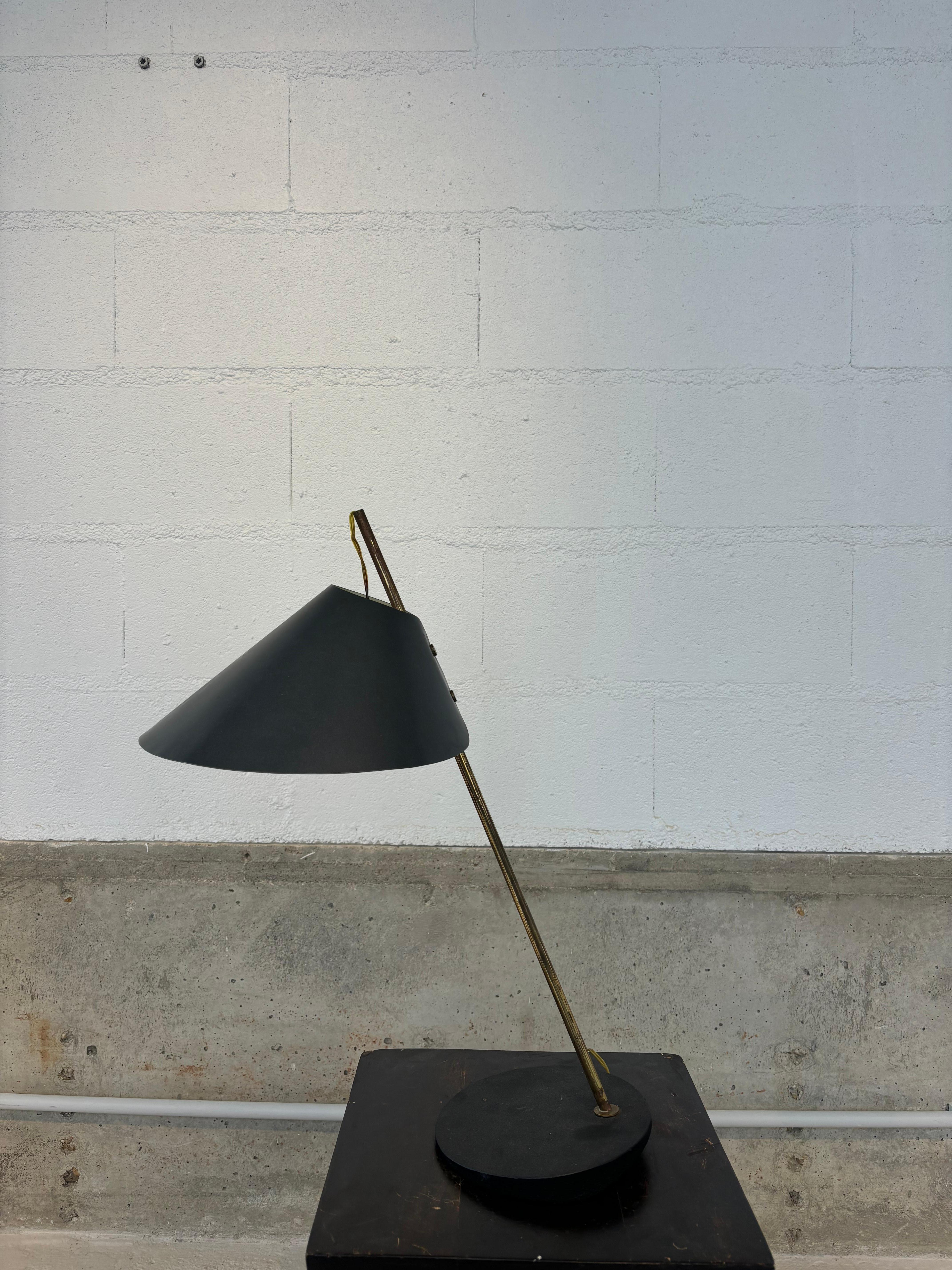 Charmante lampe de bureau pzr Luigi Cacciz Dominioni pour Azucena. 
Édition originale. 