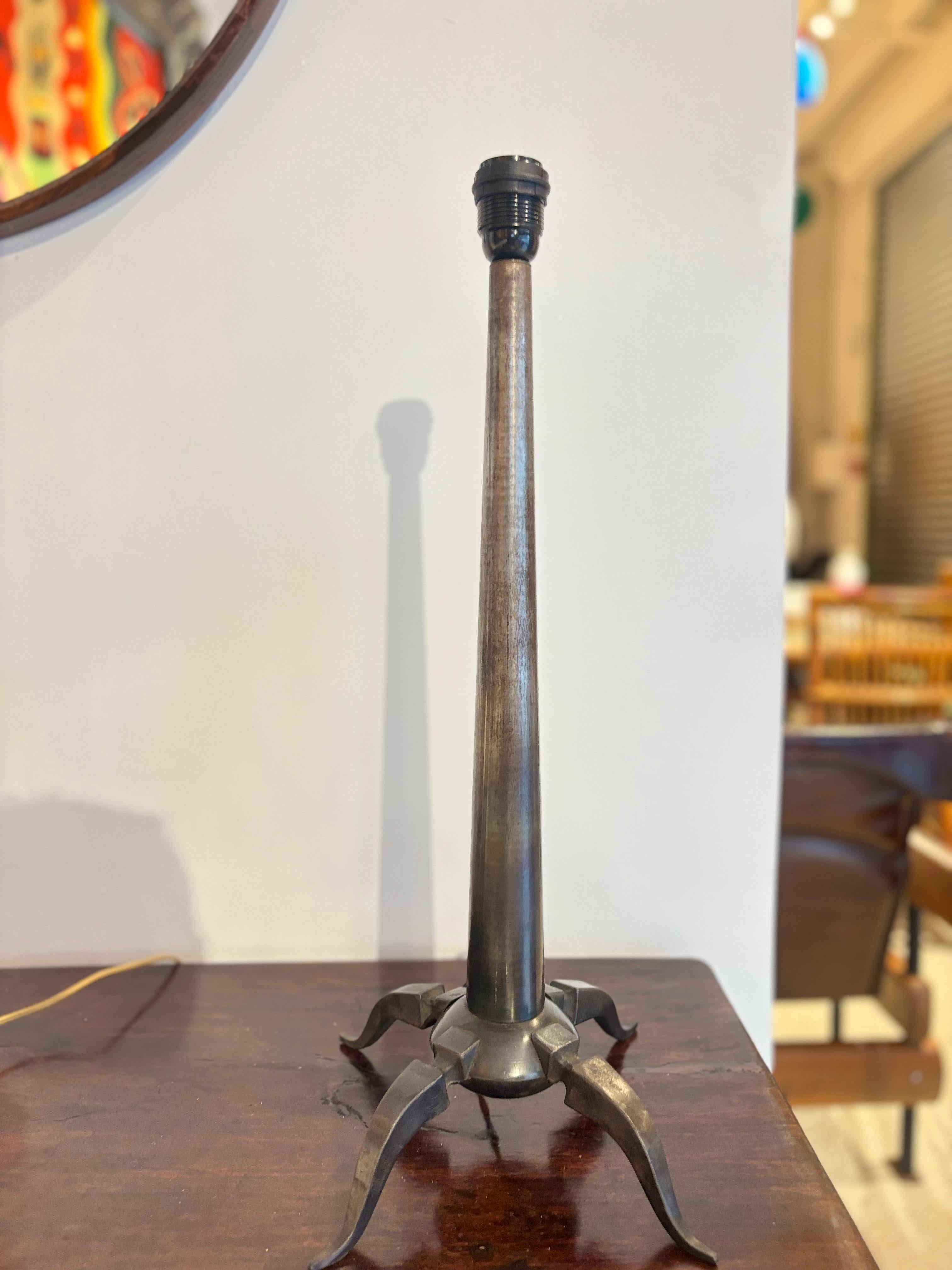 Jolie lampe par Mark Brazier-Jones, signée et datée. 