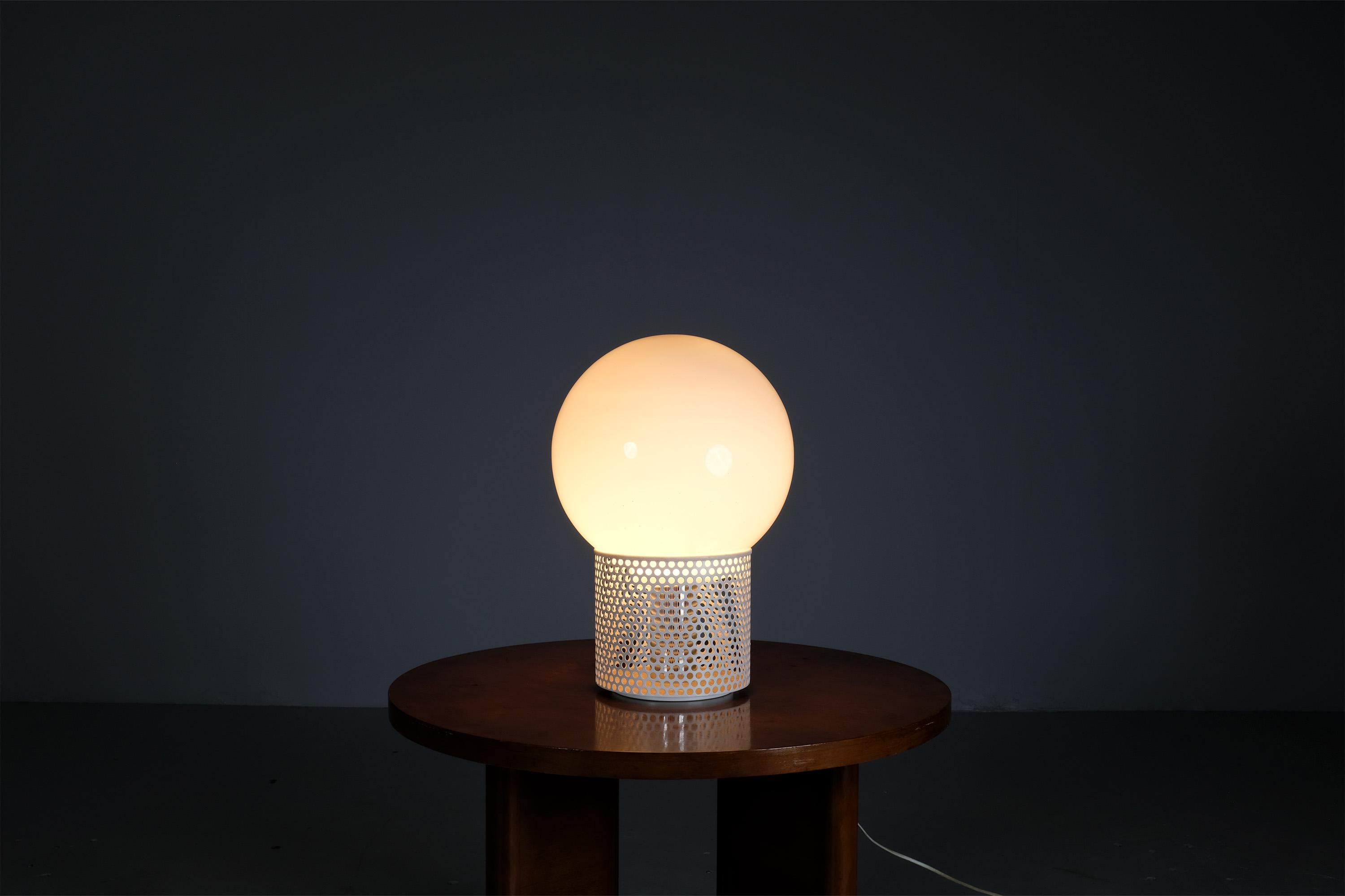The model 10524 lamp was conceived for Verre Lumiere in the 1970s with a captivating style and classic materials of its time.

This versatile minimalist piece has a white opal glass spherical diffuser that illuminates spaces in all directions.