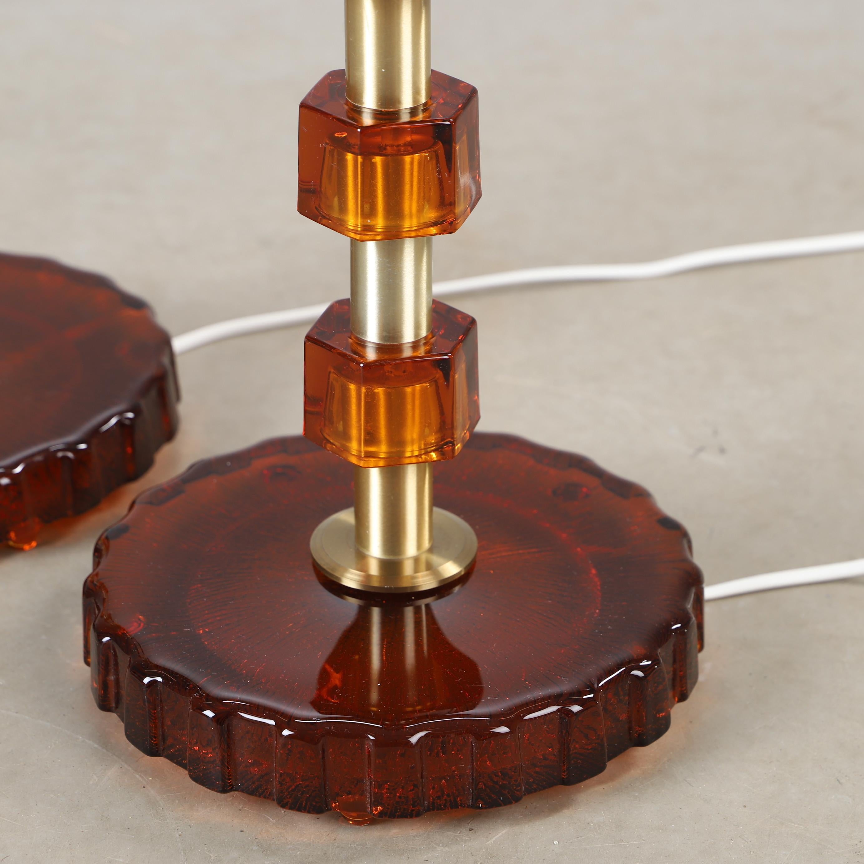 Nybro Armaturfabrik Floor lamps amber Cast Glass & Brass Signed Sweden 1960 In Good Condition For Sale In Paris, FR