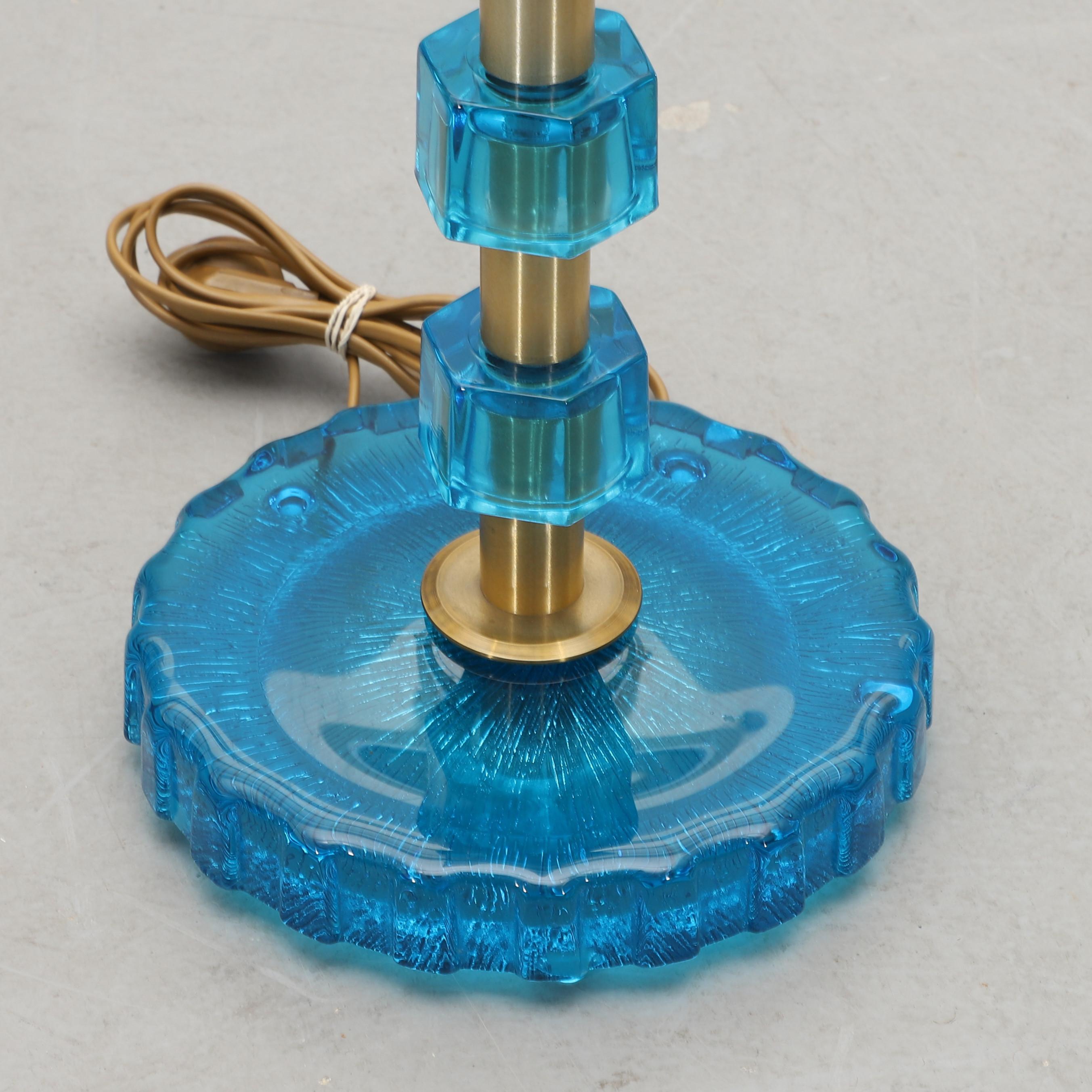 Mid-Century moderno Lampada di Nybro Armaturfabrik  Vetro fuso e ottone blu  Firmato Svezia 1960 in vendita