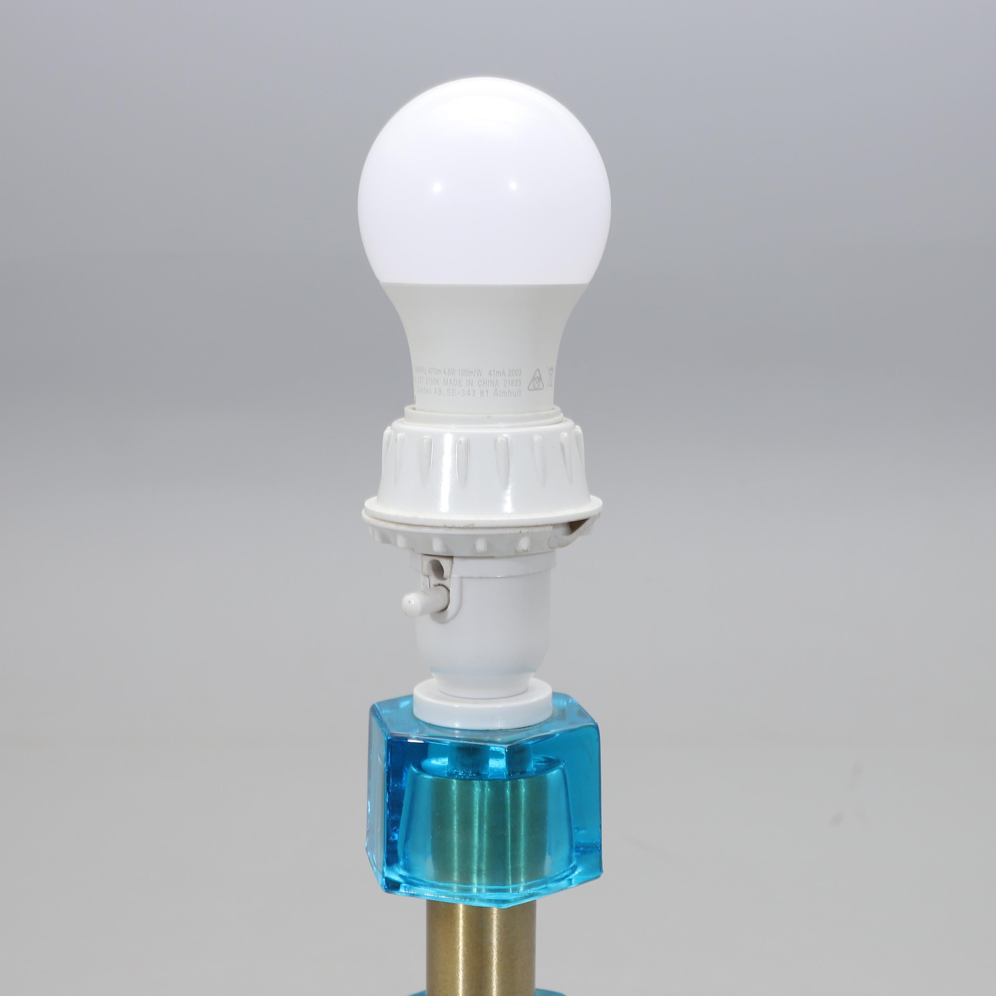 Svedese Lampada di Nybro Armaturfabrik  Vetro fuso e ottone blu  Firmato Svezia 1960 in vendita