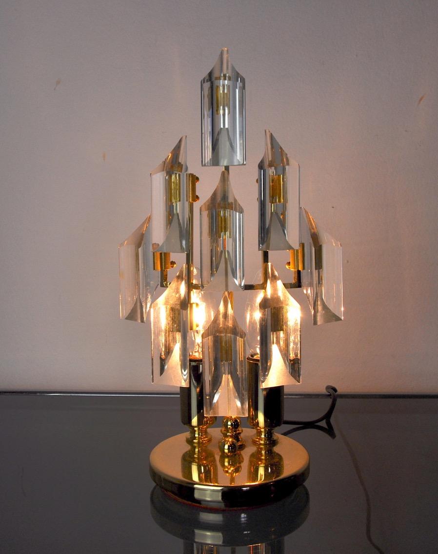 Superb and rare Oscar Torlasco lamp was designated and produced in Italy in the 1970s.

This unique object is composed of carved crystals and a golden structure.

An object that will illuminate wonderfully and bring a real design touch to your