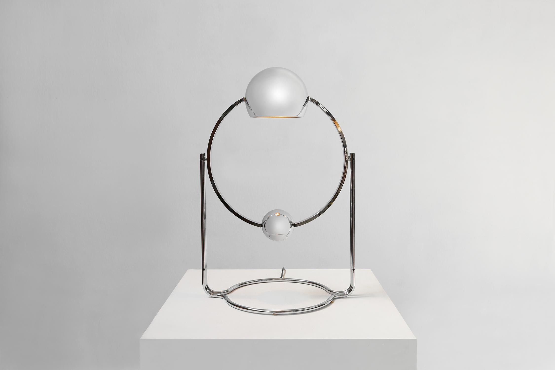 French avangarde lamp designed by Pierre Soulié model 10432.
This model was made of chromed metal around 1970 by the company Verre Lumière edition.