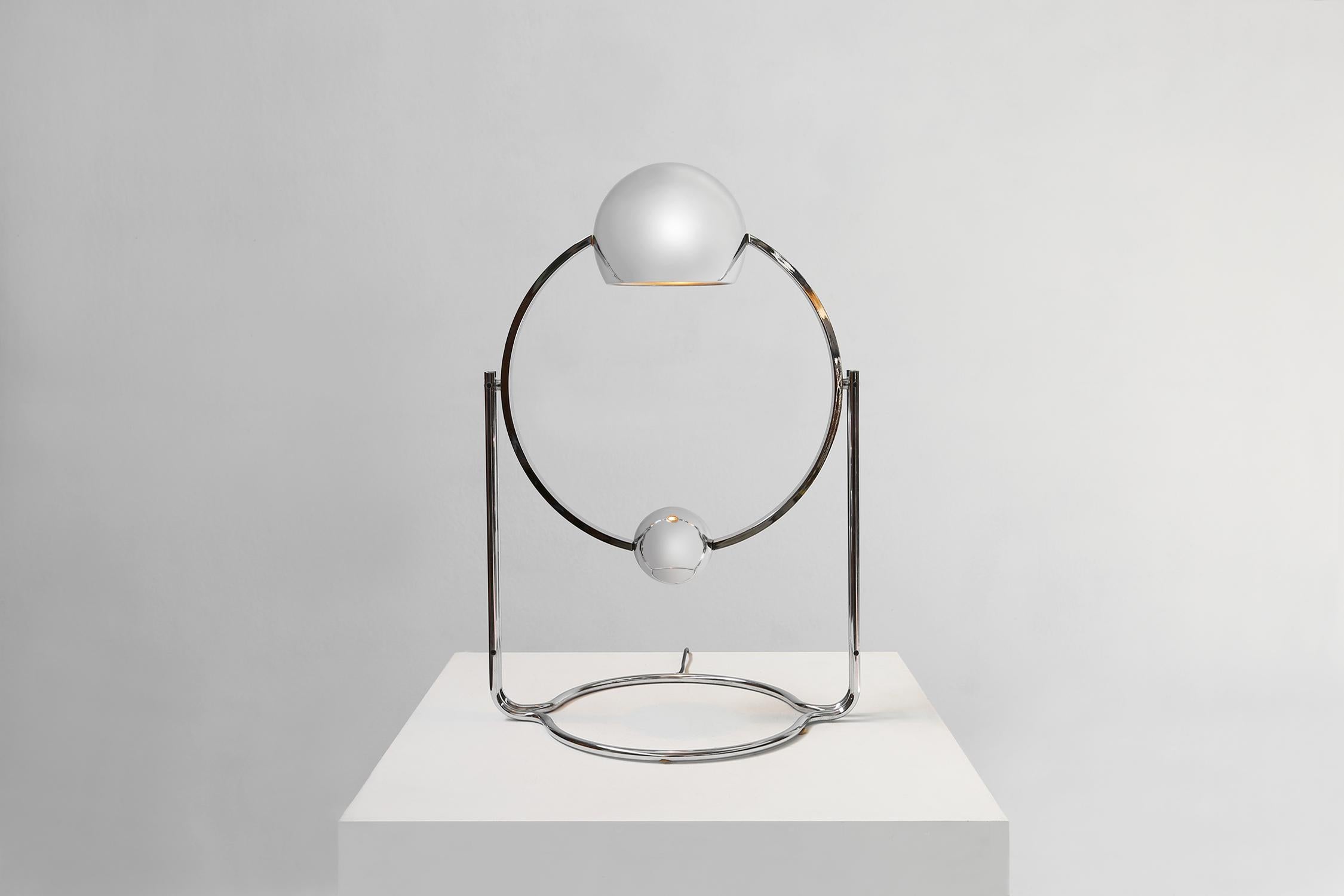 Lámpara francesa avangarde diseñada por Pierre Soulié modelo 10432.
Este modelo fue fabricado en metal cromado hacia 1970 por la empresa Verre Lumière edition.