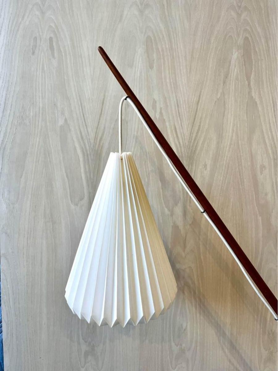 This rare 1960's Danish floor lamp, designed by Svend Aage Holm Sørensen, is a true collectors item. Its unique combination of materials and meticulous craftsmanship make it a stoundout piece. The lamp features a sturdy cast iron base that ensures
