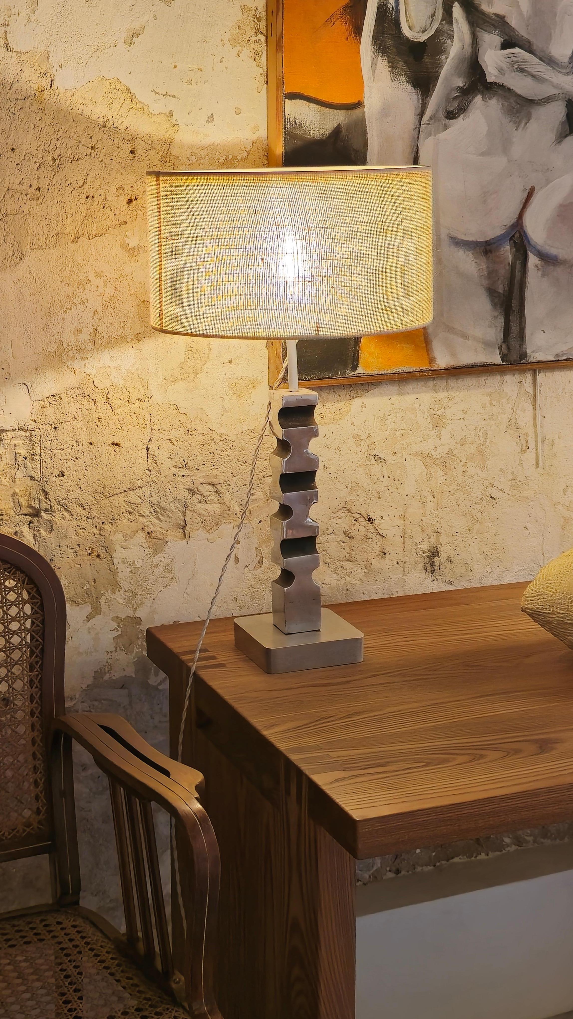 Llamativa lámpara de sobremesa del artista francés Thibaud Weisz (1910-2005), compuesta por una base escultórica de aluminio fundido. Concebida originalmente como una escultura abstracta independiente, la pieza se adaptó más tarde a una lámpara,
