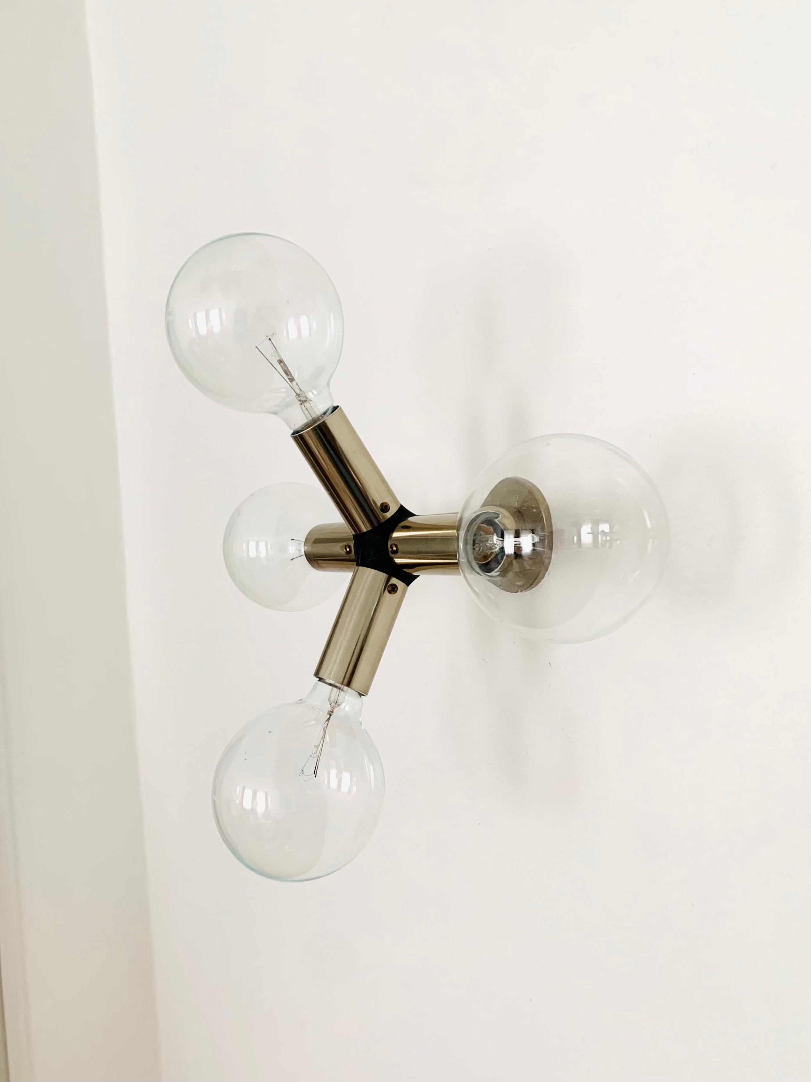 Lampada da parete o da soffitto Sputnik di grande effetto, risalente agli anni '60.
Design eccezionale e lavorazione di alta qualità.
La lampada è un punto di forza per ogni stanza.
La finitura oro fumé è rara.

Produttore: Swiss Lamps
