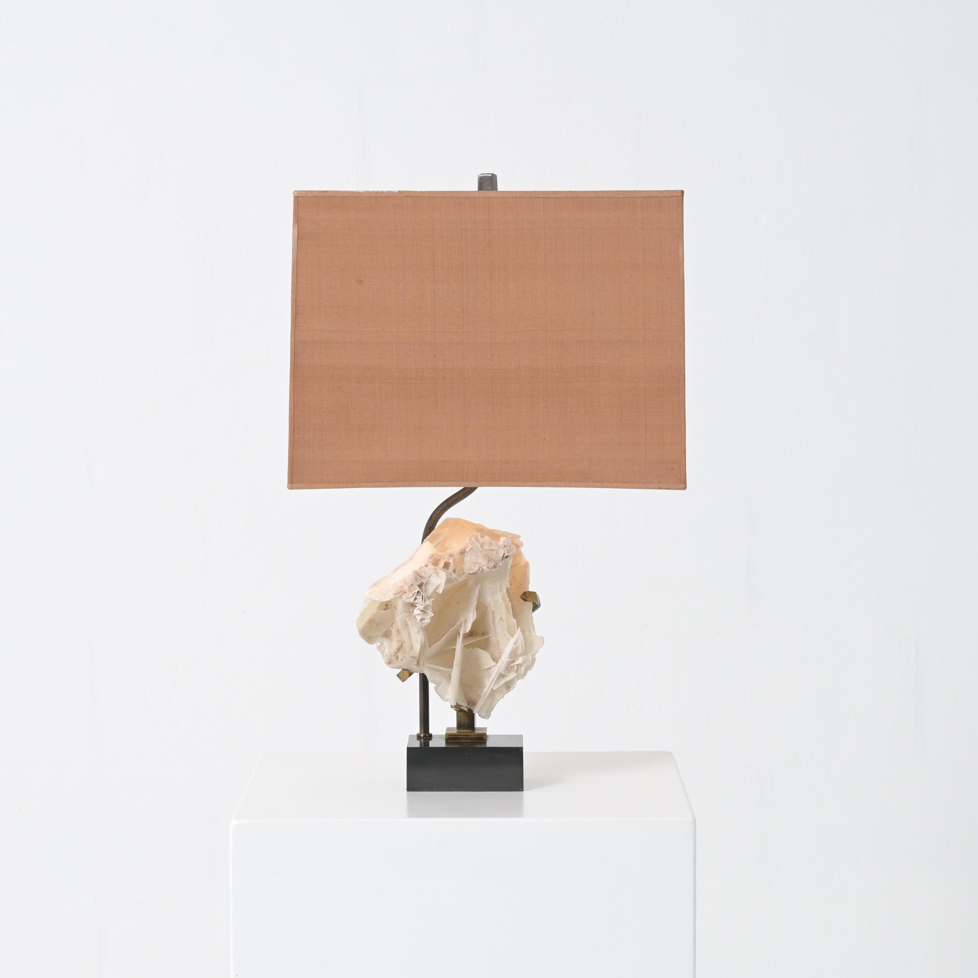 Nous attribuons cette lampe à Willy Daros. C'est un bel exemple de design de luxe des années 1970.

La lampe est en laiton, associée à une pierre minérale et à un abat-jour en tissu orange clair. La lampe est entièrement fabriquée à la main.

L'une