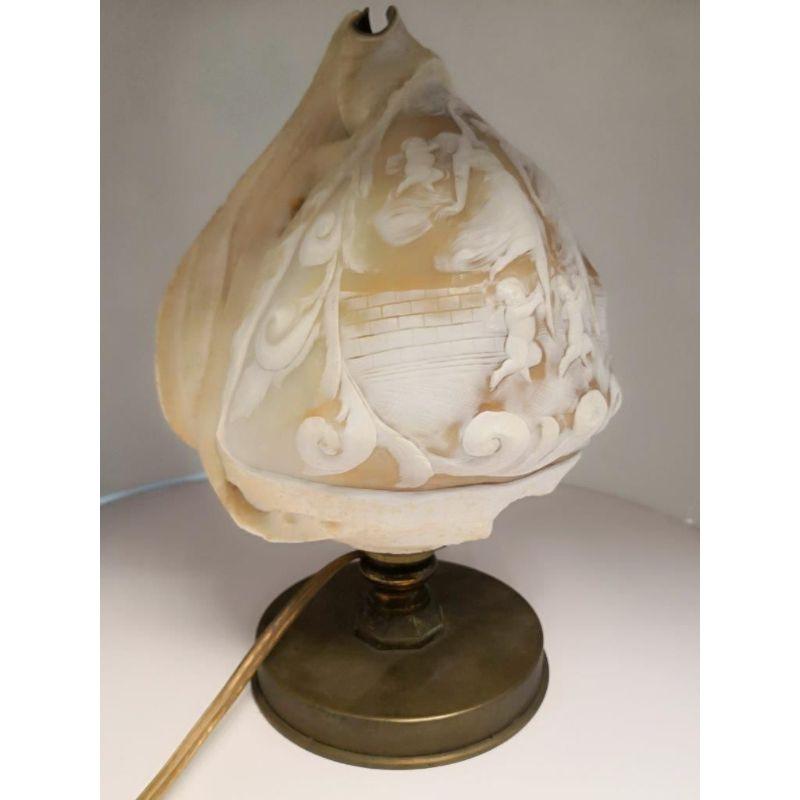 Lamp Carved in a Cameo Shell on a Bronze Base In Good Condition For Sale In Marseille, FR