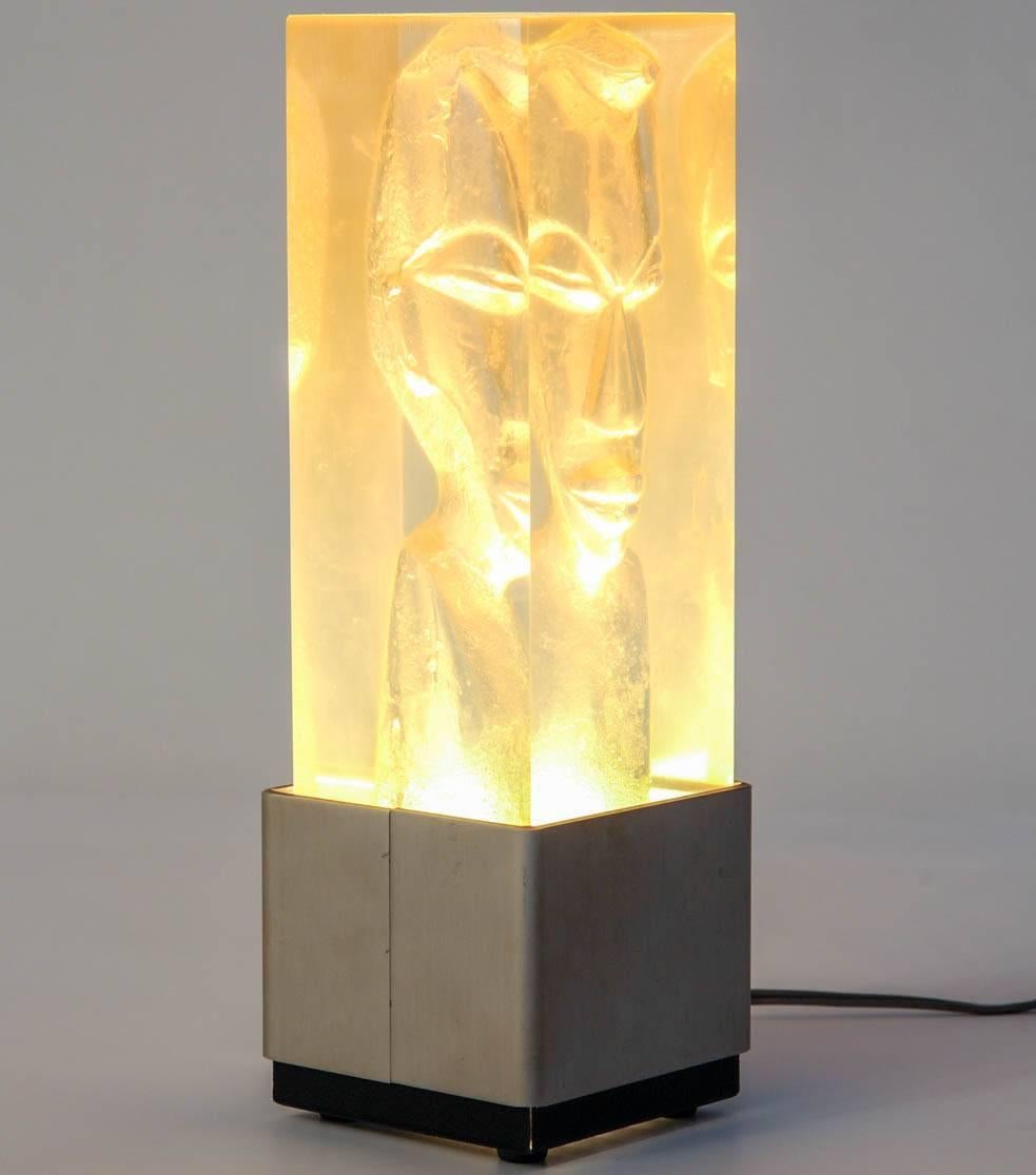 Français Lampe sculptée avec une tête à l'intérieur dans le style de Romeo Paris en vente