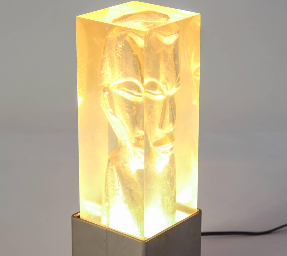 Fin du 20e siècle Lampe sculptée avec une tête à l'intérieur dans le style de Romeo Paris en vente