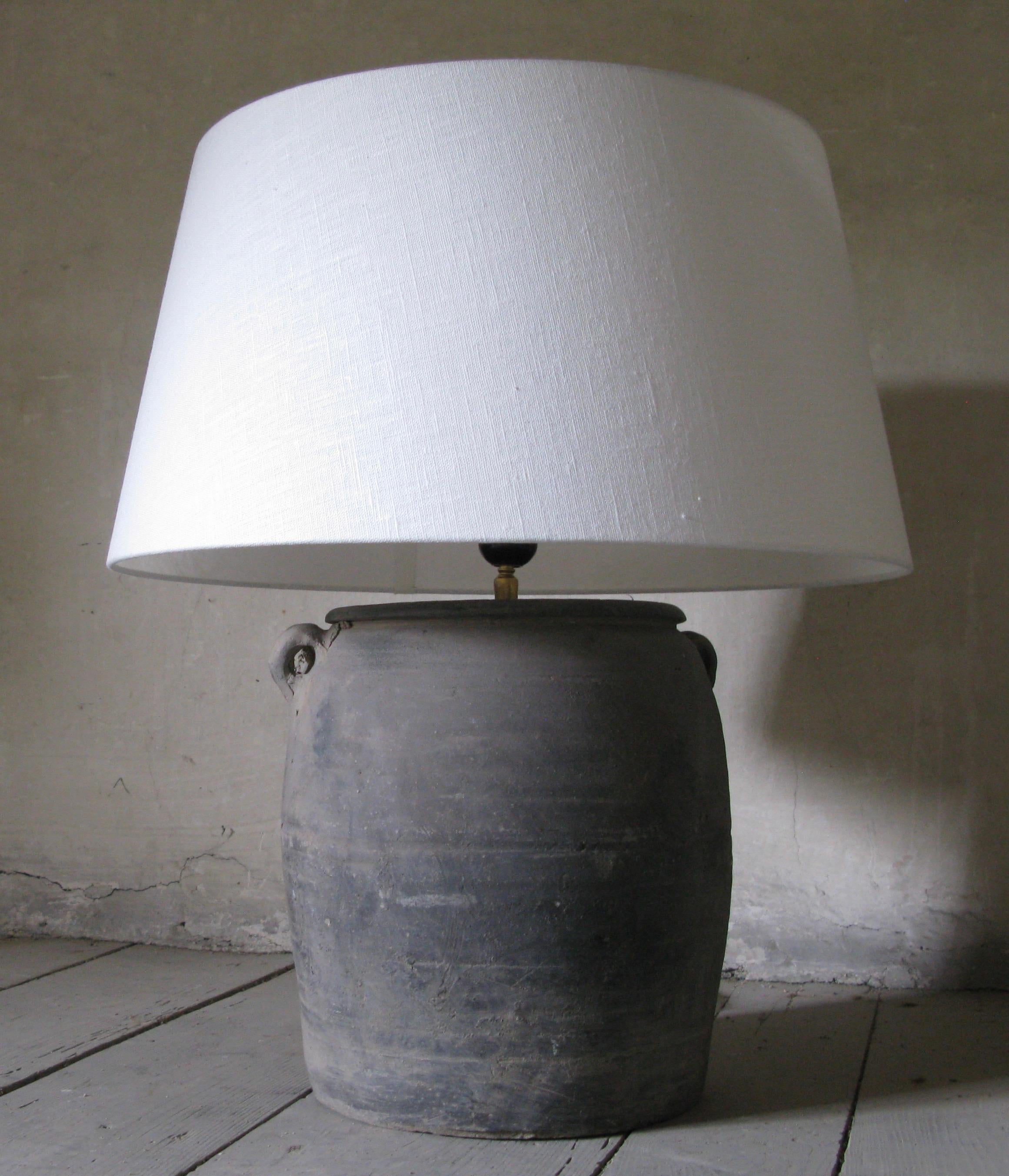 Old clay pot converted in a beautiful lamp with white Linen shade.

The total height of the base with lampshade is 60 cm
The width incl lampshade is 48 cm

This lamp has EU wire.
 