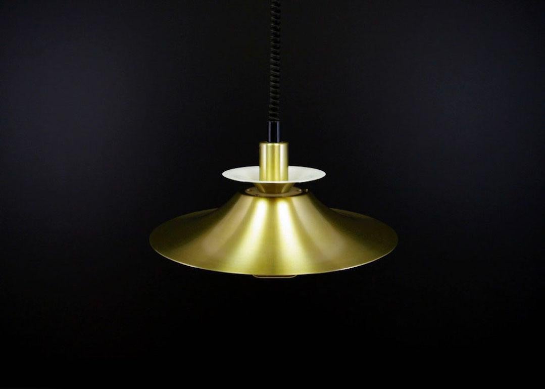 Scandinavian lamp from the 1960s-1970s, made of metal, color gold with a spiral, black cable and adjustable height. Preserved in good condition (small bruises and scratches), directly for use.

Dimensions: Diameter 49 cm.