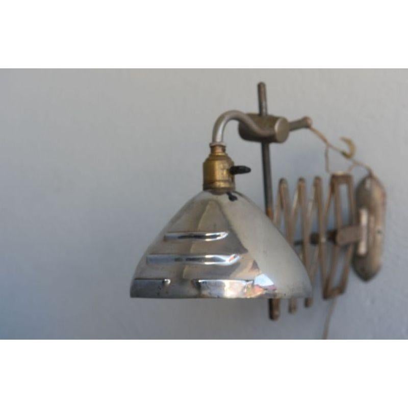 Industrial vintage design lamp 1960 in stretchable aluminum with a length of 25 cm up to 80 cm for a height of 17 cm.

Additional information:
Material: Metal & wrought iron
Style: Vintage 1970.