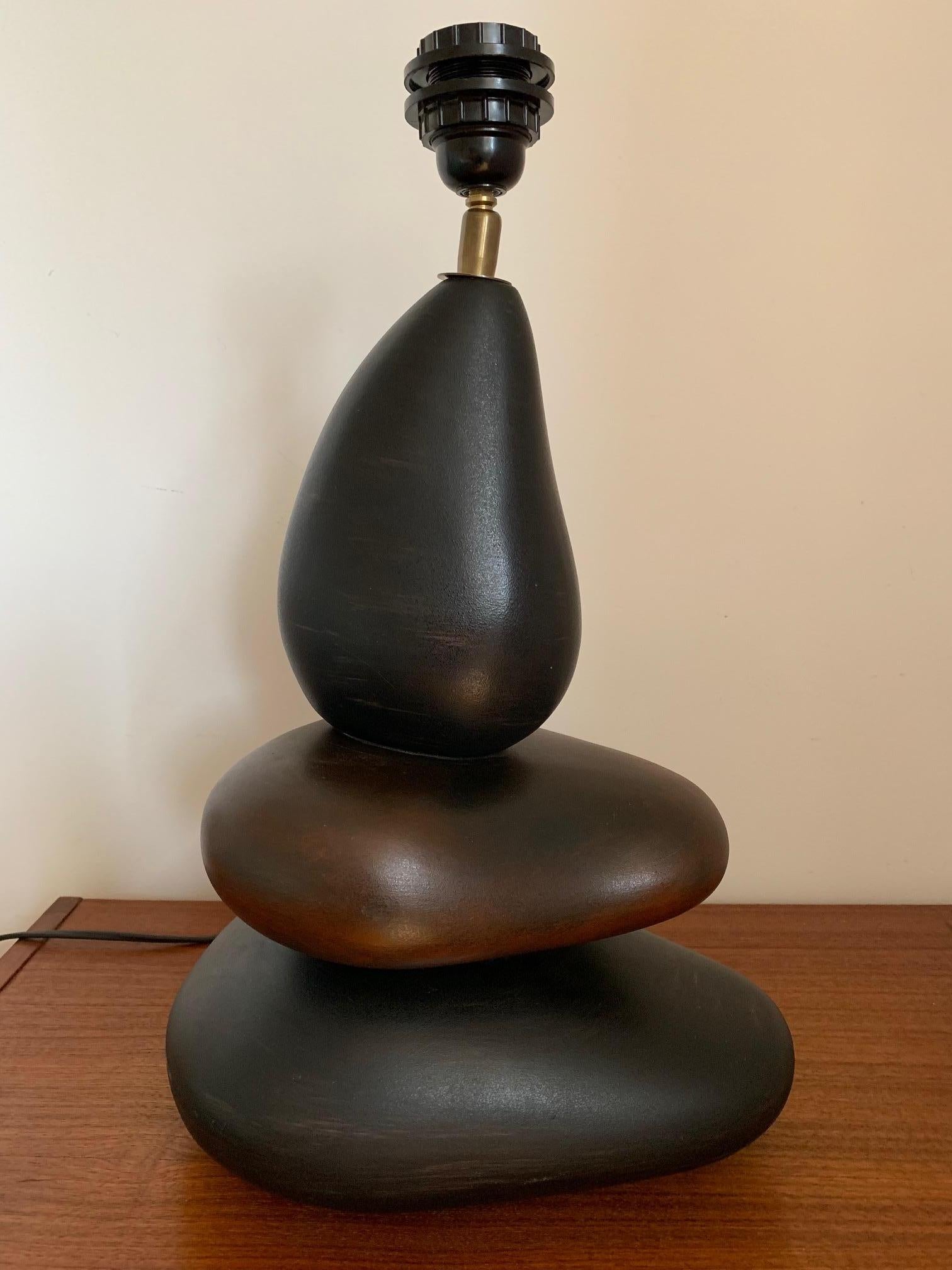Lamp designed by François Chatain from the 1970s fully original and signed. As befits a Chatain lamp is a horizontally adjustable brass joint under the bakelite frame. One light spot E27. Original and original stylistics appreciated in the world of