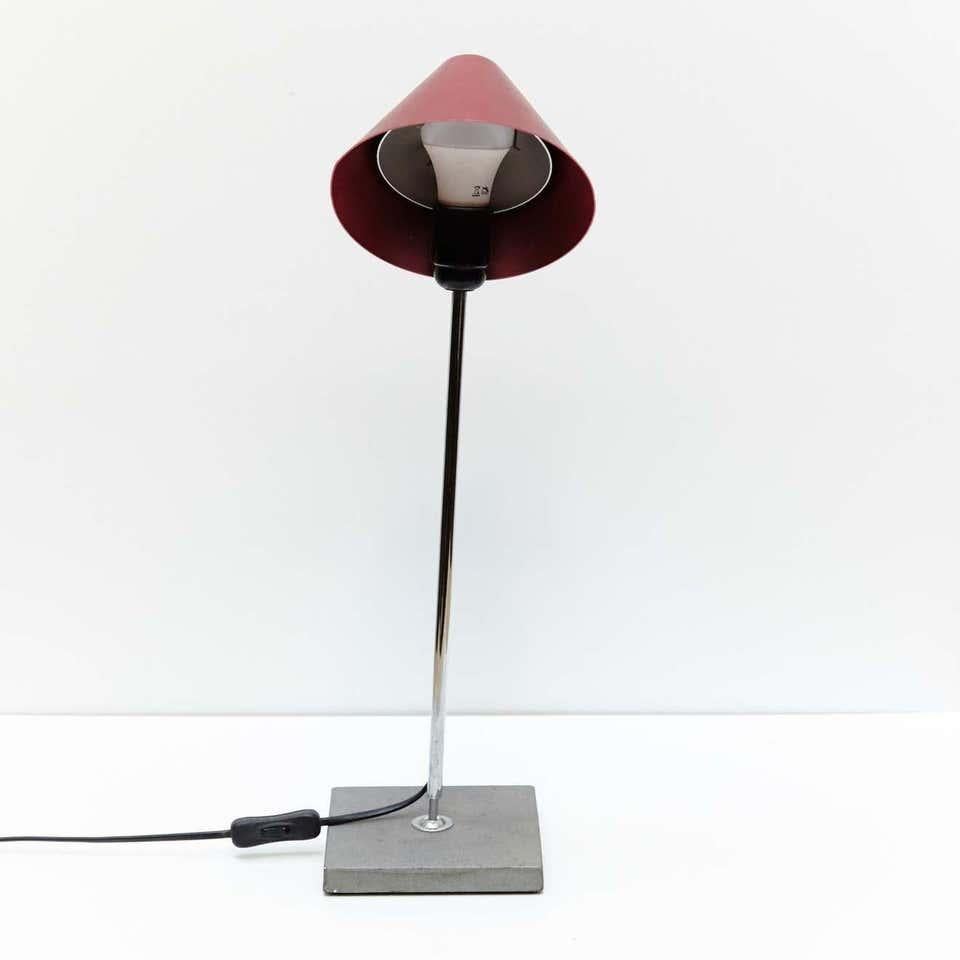 Lampe conçue par Tremoleda & Ferrer pour Mobles 114.
Il s'adapte à plusieurs positions.
Conçue en 1978.

En état d'origine avec une usure mineure conforme à l'âge et à l'utilisation, préservant une belle patine.