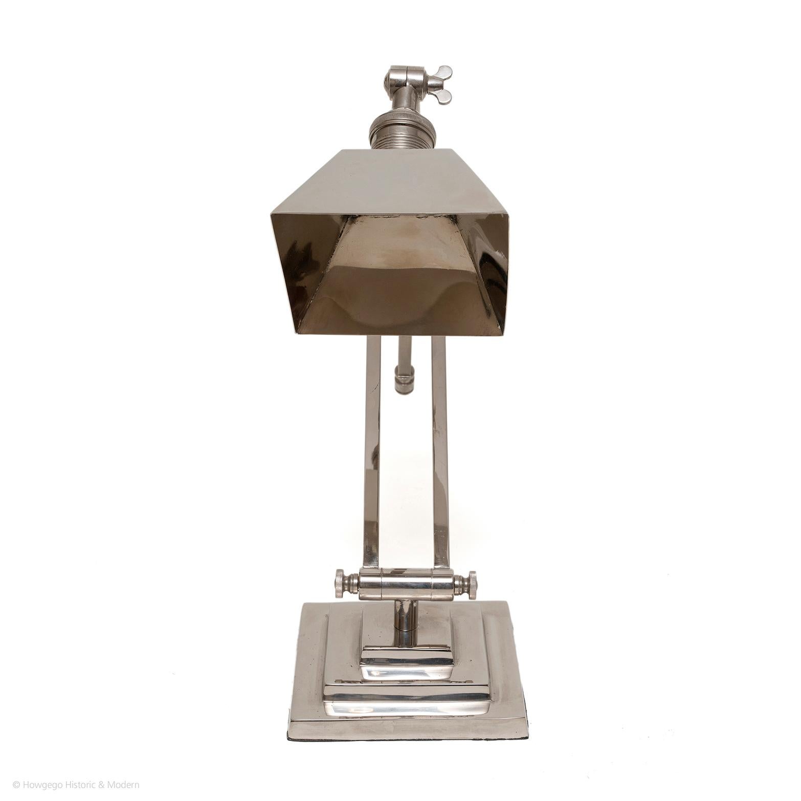 Lampe de bureau chromée pivotante réglable Hauteur 67,5 cm 26 1/2 po. Bon état - En vente à BUNGAY, SUFFOLK