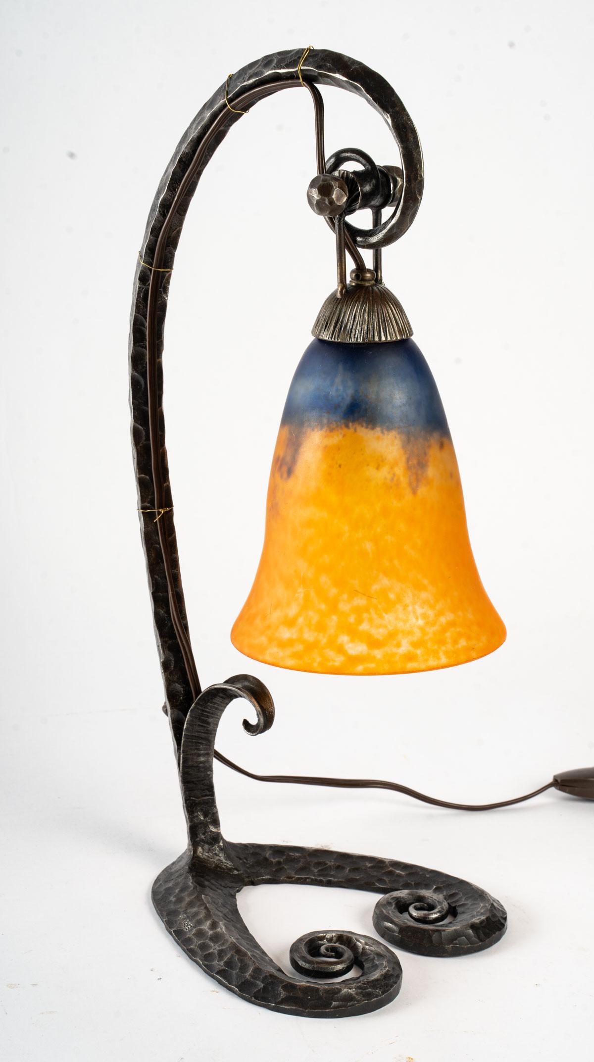 Lamp E. Brandt and Daum. Wrought iron base, signed E. Brandt. Bulb cover in red and blue glass paste, signed DAUM Nancy.
Measures: H: 42 cm, W: 22 cm.