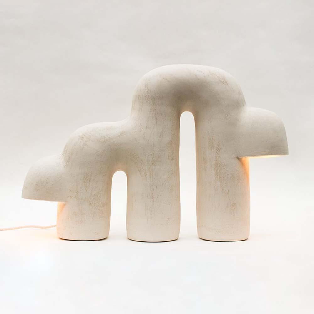 Edifice #43 : une lampe de table muti-light de type créature minérale.
Découvrez cette lampe de table conçue par la céramiste française Elisa Uberti, disponible en série limitée de 4 exemplaires numérotés. Cet objet d'éclairage intemporel révèle la