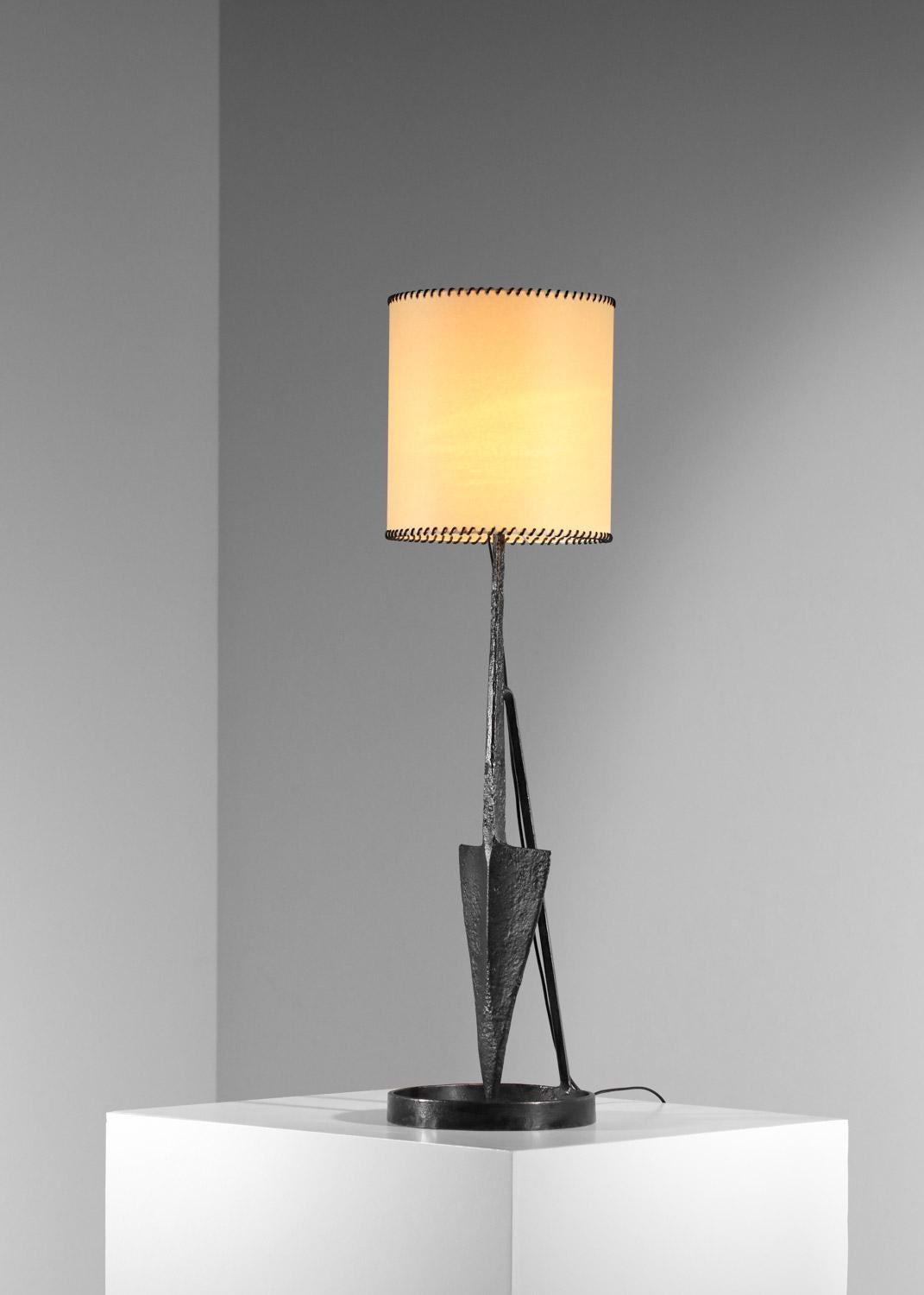 Grande lampe de table ou lampadaire des années 40/50, œuvres d'art folklorique de style brutaliste. Base en fer forgé en forme d'Arrow. Très bel état vintage, avec une belle patine d'âge sur la base (voir photos). Abat-jour de présentation sur