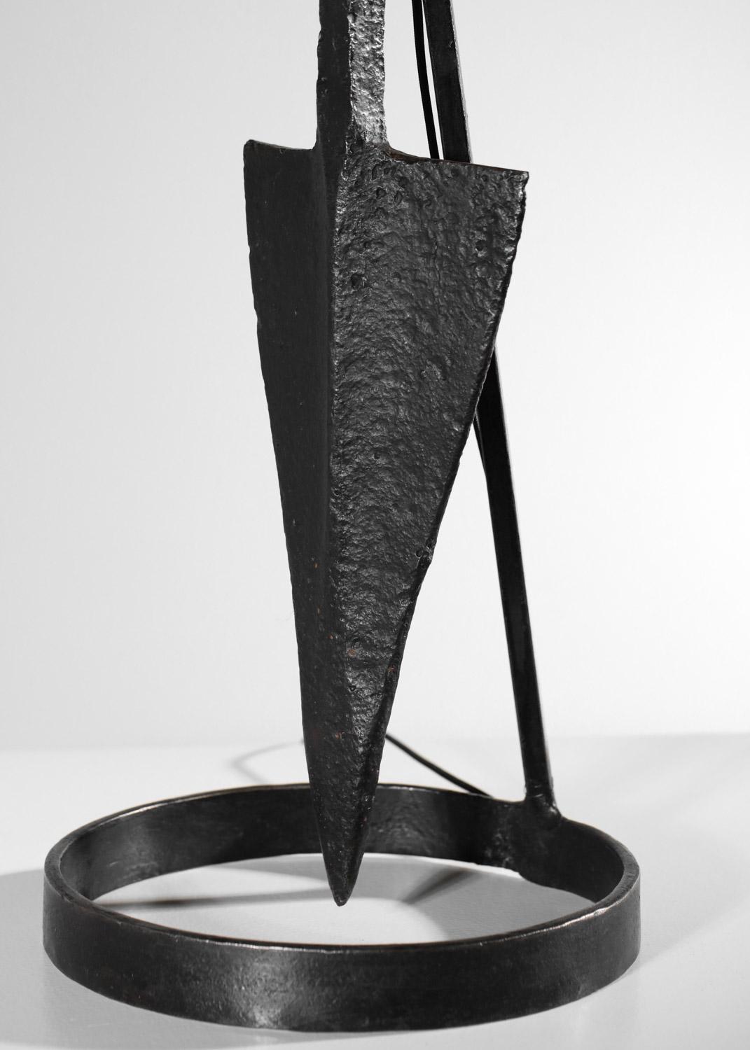 Milieu du XXe siècle lampe / lampadaire populaire Brutalist en fer forgé en vente