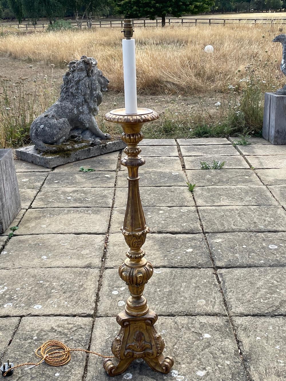 Lamp Floor Standing Torchere Gilded Italian Fleur De Lys In Good Condition For Sale In BUNGAY, SUFFOLK