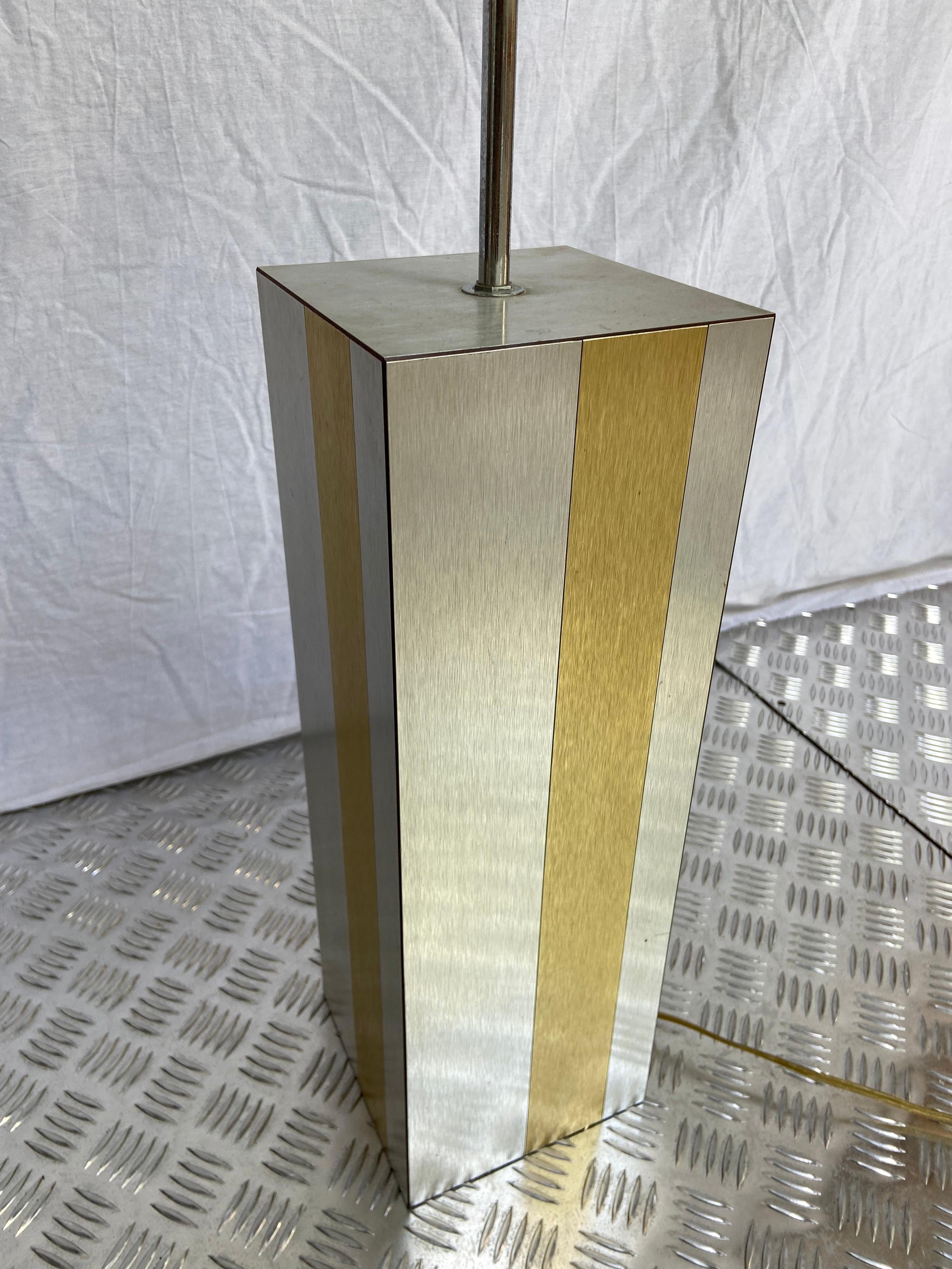 Lámpara - Obra francesa
1970
Chapado en láminas de plata y oro

Medidas: H98cm D 20 cm.
 
