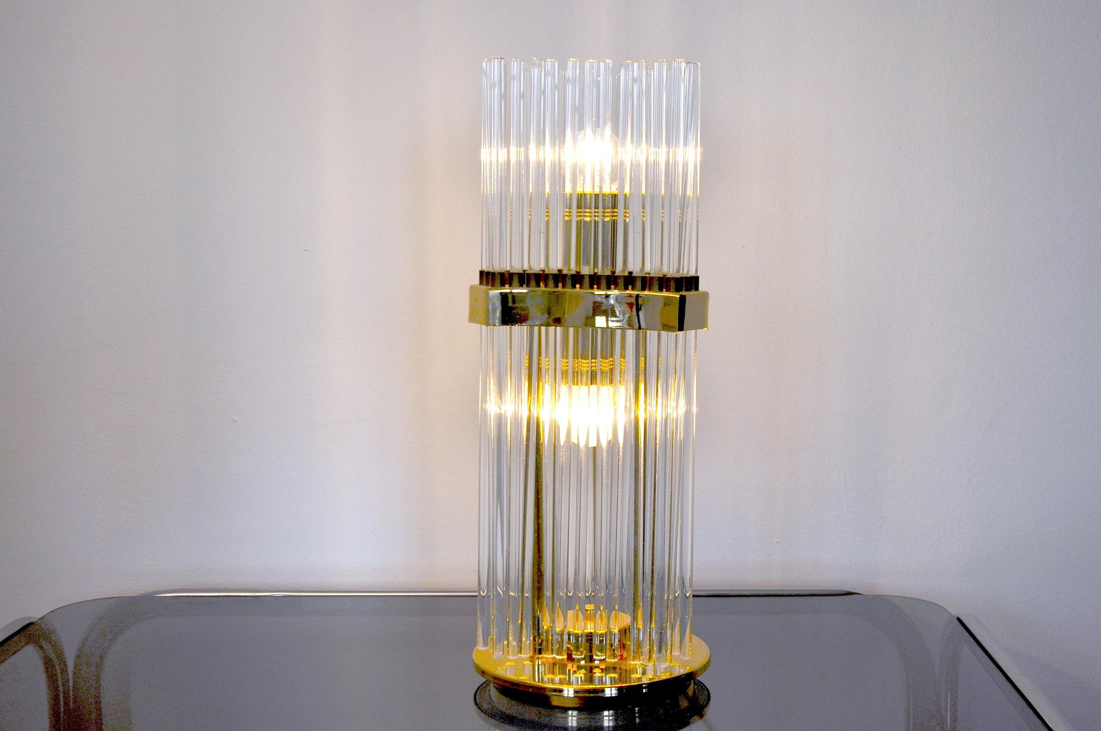 Majestic and rare Sciolari table lamp for Lightolier dating from 1970. Composed of more than 35 crystal rods, this table lamp is spectacular. 2 bulbs. Electricity checked.

