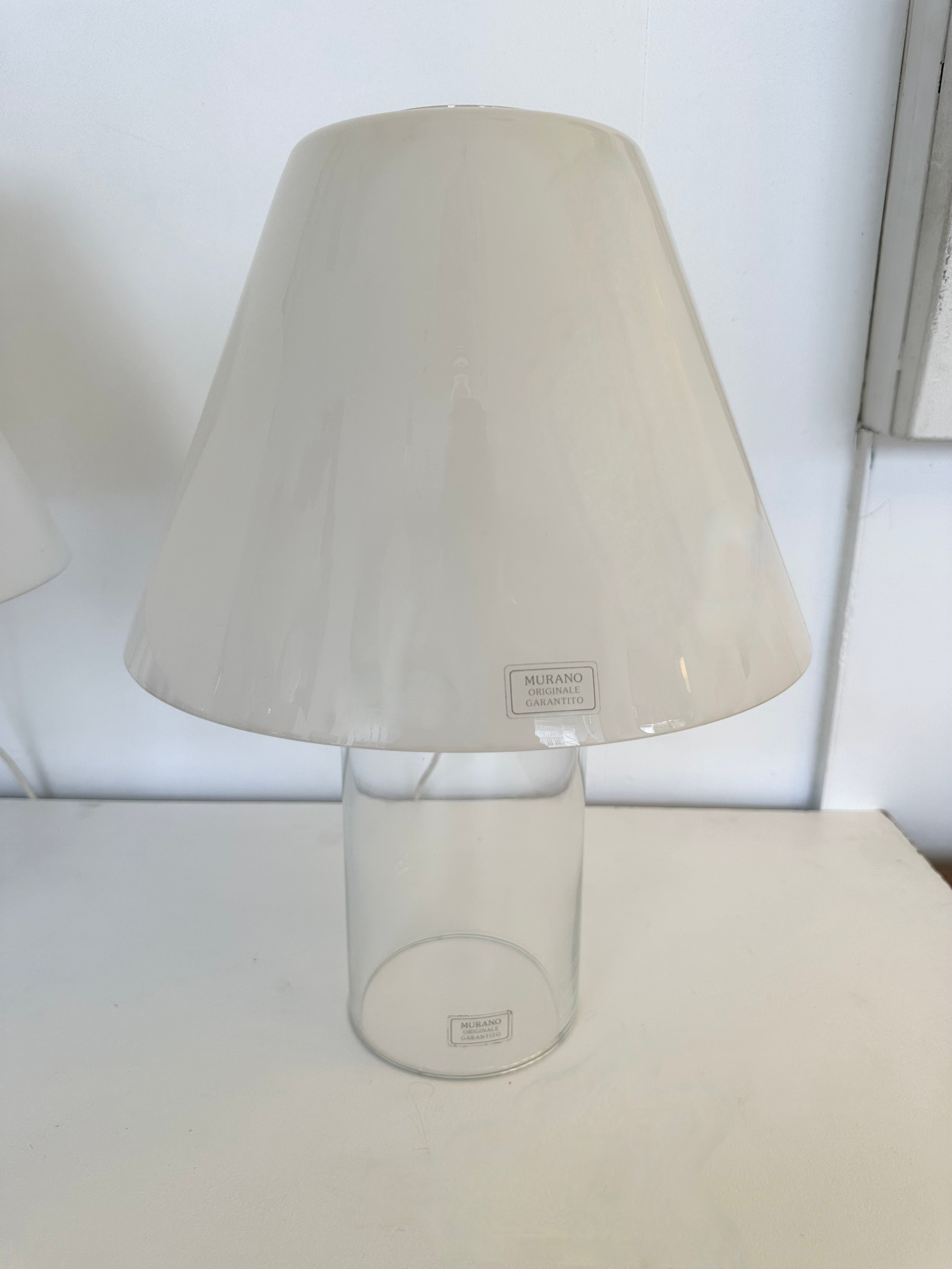 Lampe de table ou de chevet Mid-Century Modern en verre de Murano blanc et transparent, entièrement en verre, abat-jour en verre par la manufacture de design italienne Murano Due. Étiquette d'origine Garantie du verre de Murano. Des designers
