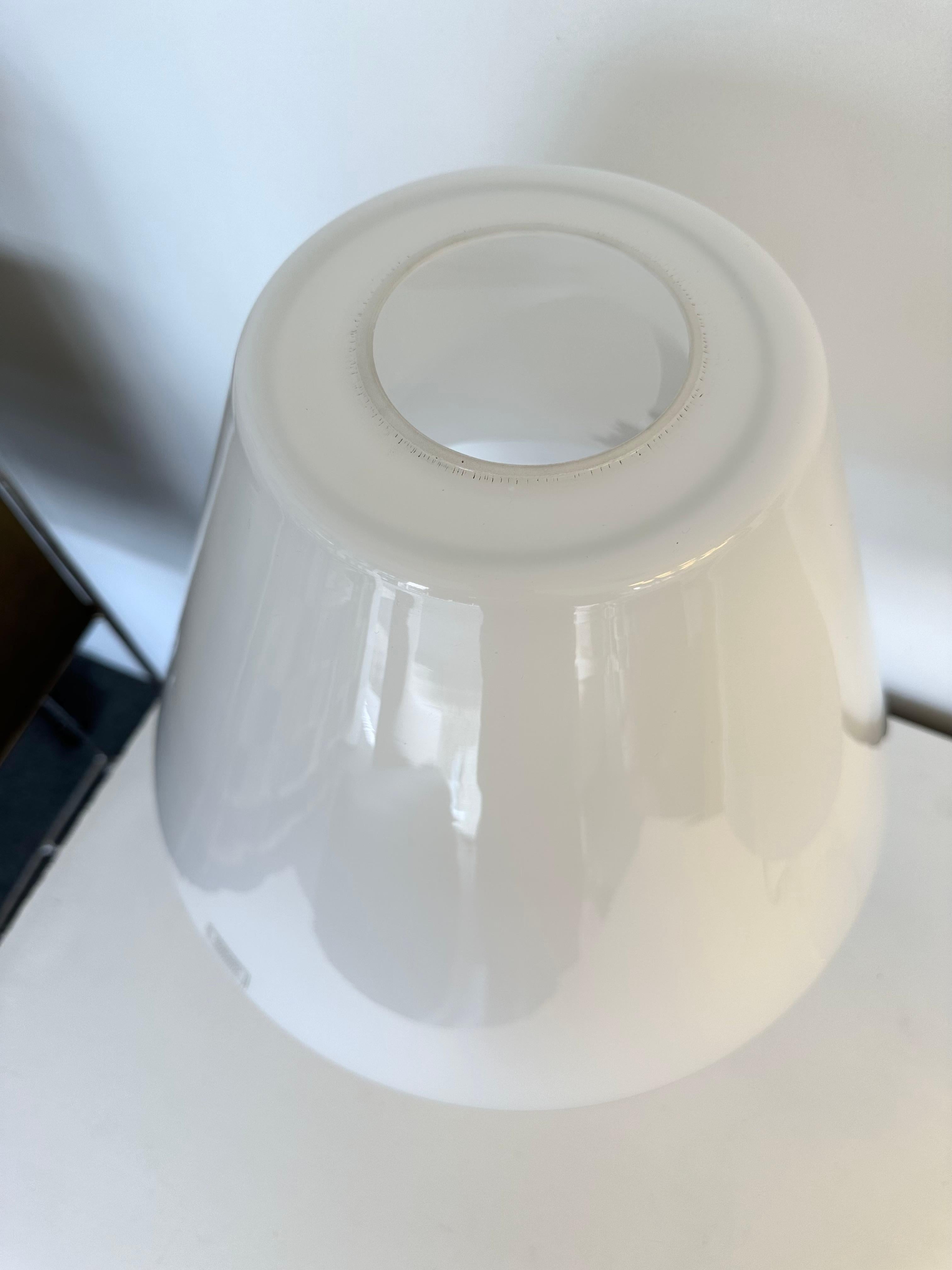 Lampe de table, de bureau ou de chevet Mid-Century Modern en verre de Murano blanc et transparent, entièrement en verre, abat-jour en verre par la manufacture de design italienne Murano Due. Étiquette d'origine Garantie du verre de Murano. Des