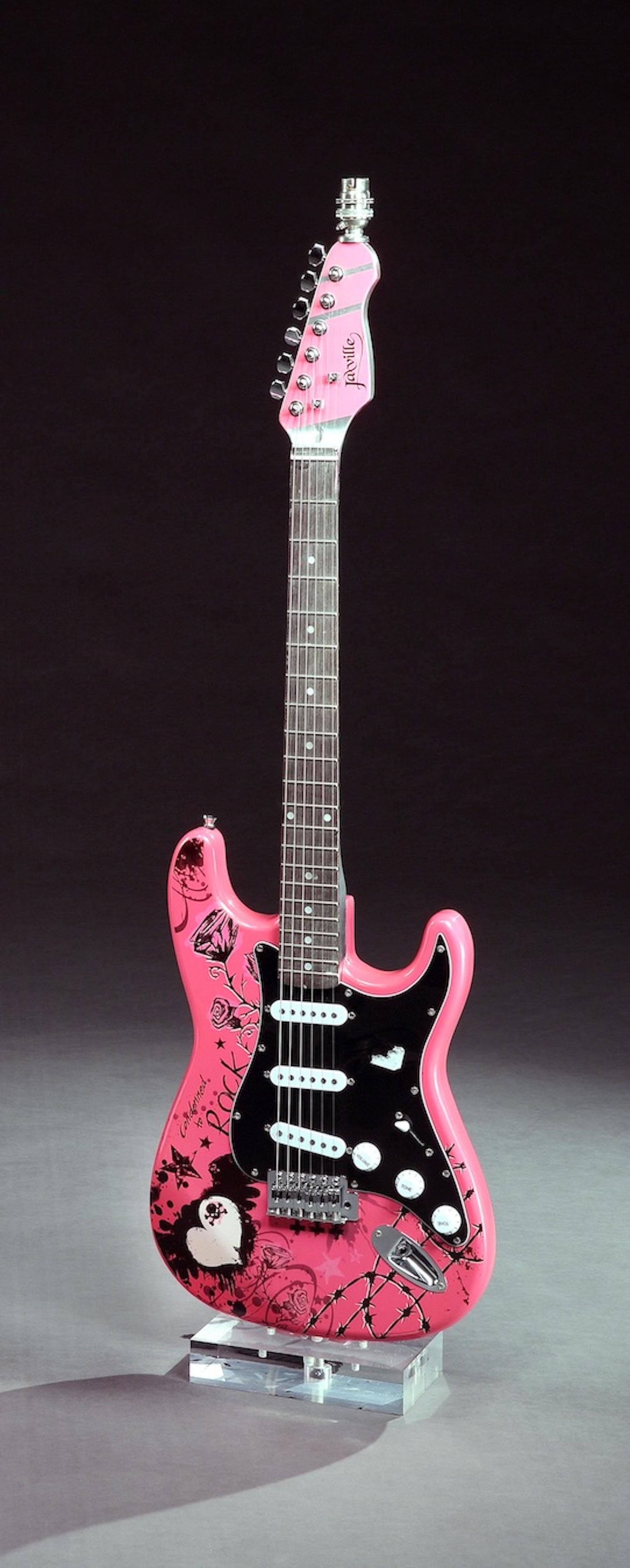 Vintage, Rock'n'Roll/Punk-Enthusiasten Lampe/Gitarre, die leicht geklimpert oder gespielt werden kann. Upcycled aus einer alten rosa Punk-Gitarre für die anspruchsvolle Rockerin. Diese Gitarre strahlt Persönlichkeit und Stil aus, und zwar aus jedem
