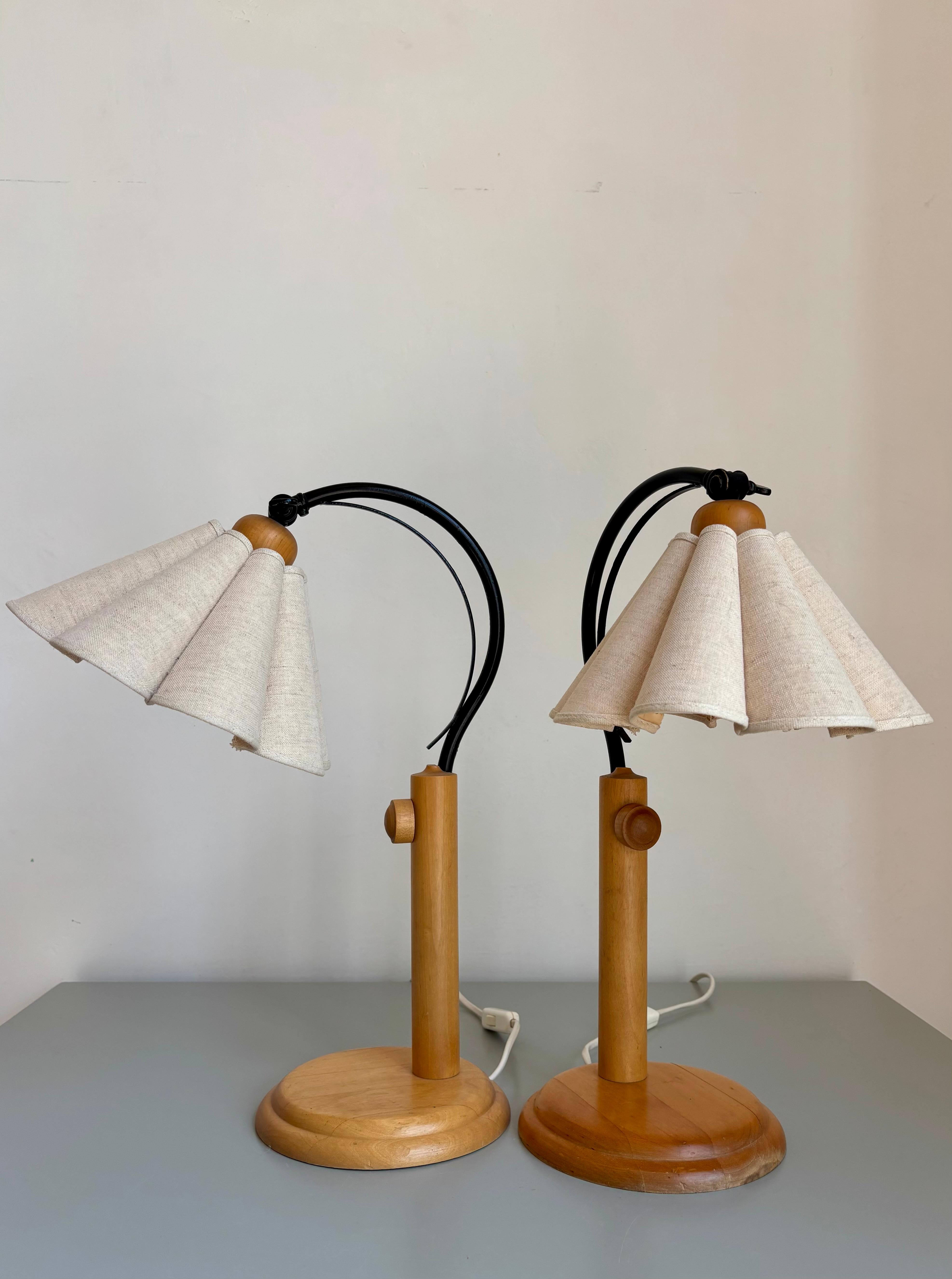 Lampade da tavolo vintage in stile art déco prodotte da Lamp Gustaf AB in Svezia negli anni '80.
Base circolare in legno di pino massiccio con collo di cigno in metallo laccato nero. Originale fiore drappeggiato in lino beige grigio chiaro