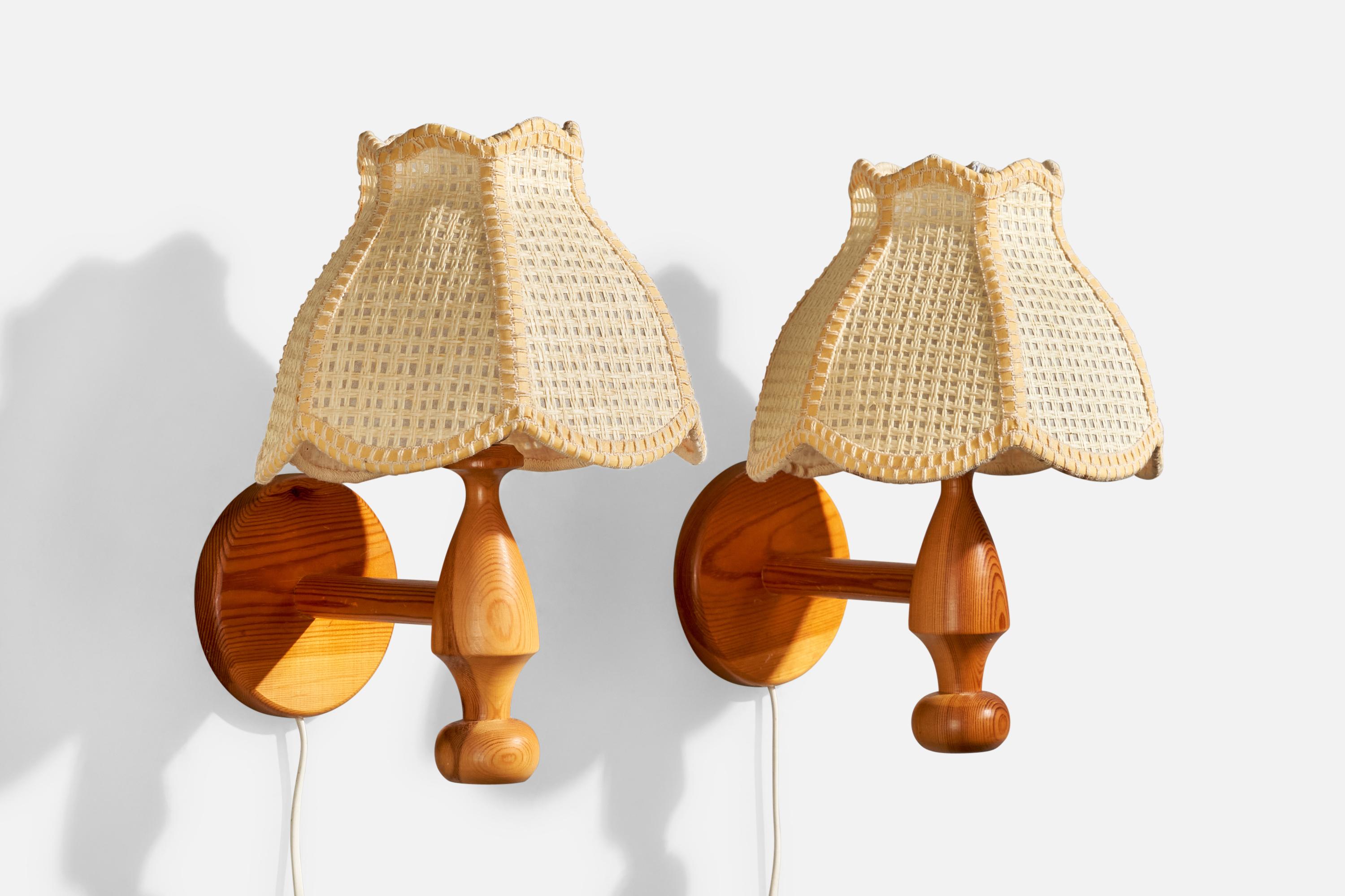 Paire d'appliques en pin et tissu tissé produites par Lamp Gustaf, Suède, C.C..

Dimensions globales (pouces) : 13