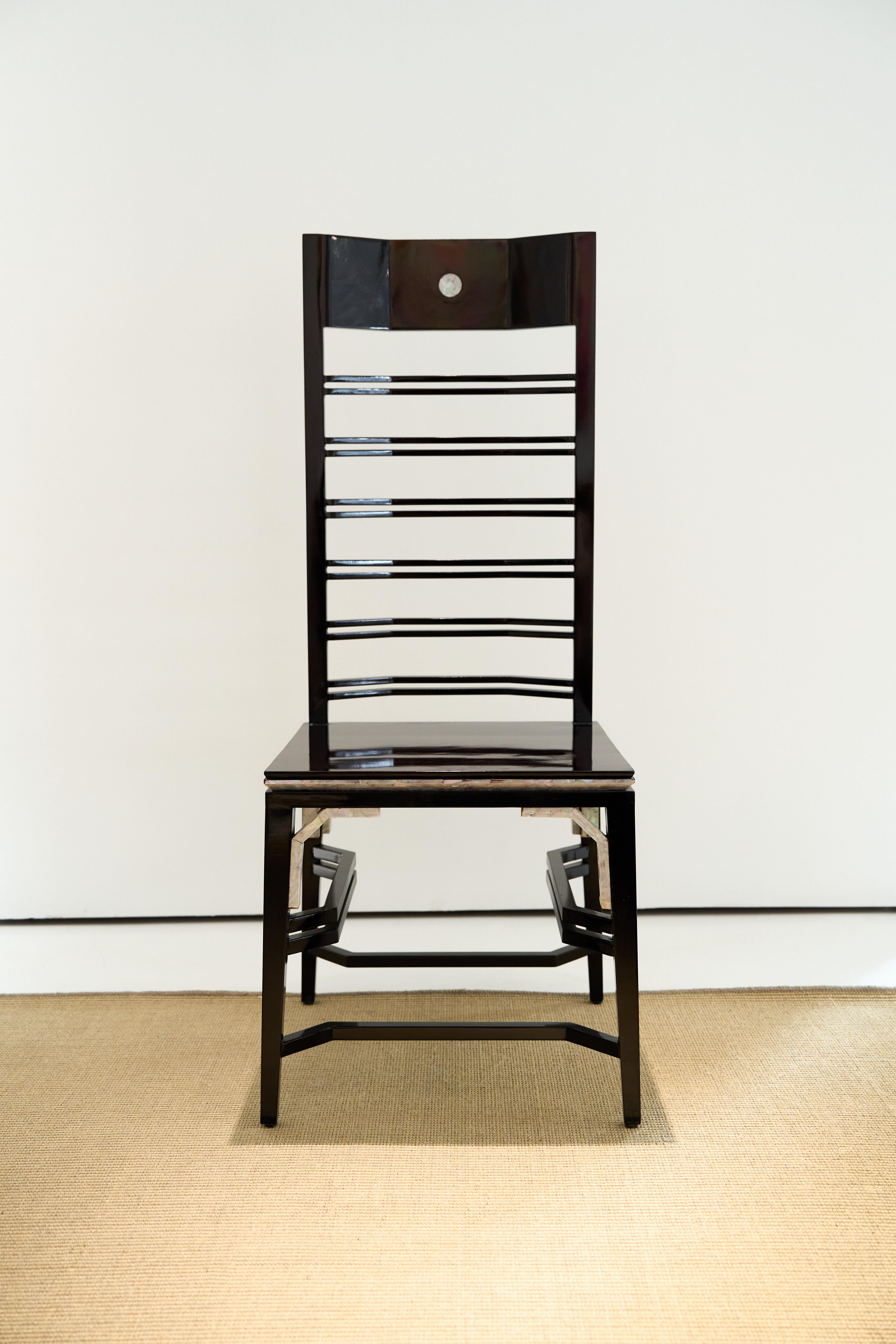 Sedia Lamp-Hanger in palissandro nero e conchiglia di Artempo
Dimensioni: P 49,5 x L 50,5 x H 119 cm.
Materiali: Palissandro e conchiglia.

Artempo significa arte del tempo. Con il passare del tempo, l'arte pura verrà nascosta dall'accumulo di