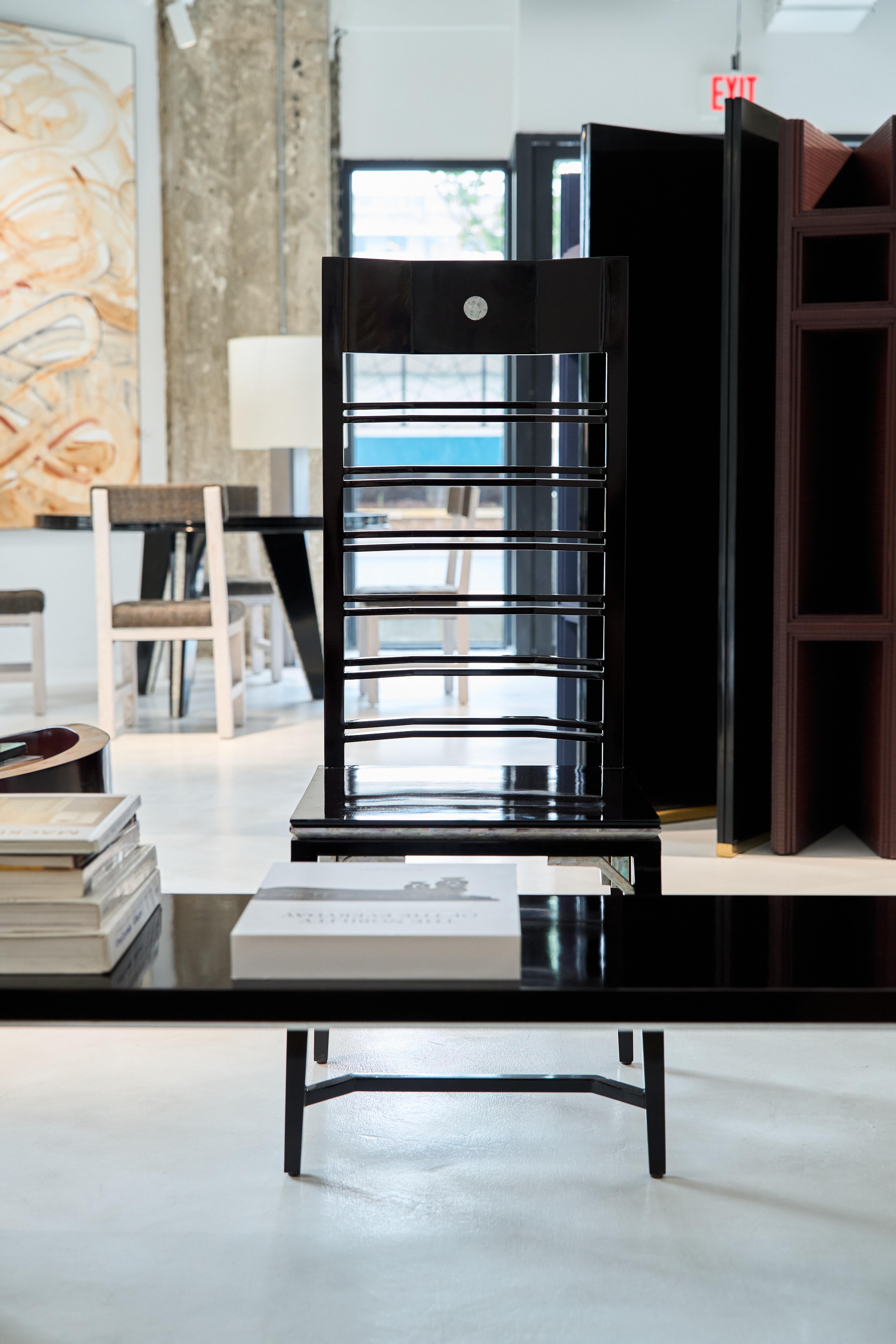 XXI secolo e contemporaneo Sedia Lamp-Hanger in palissandro nero e conchiglia di Artempo in vendita