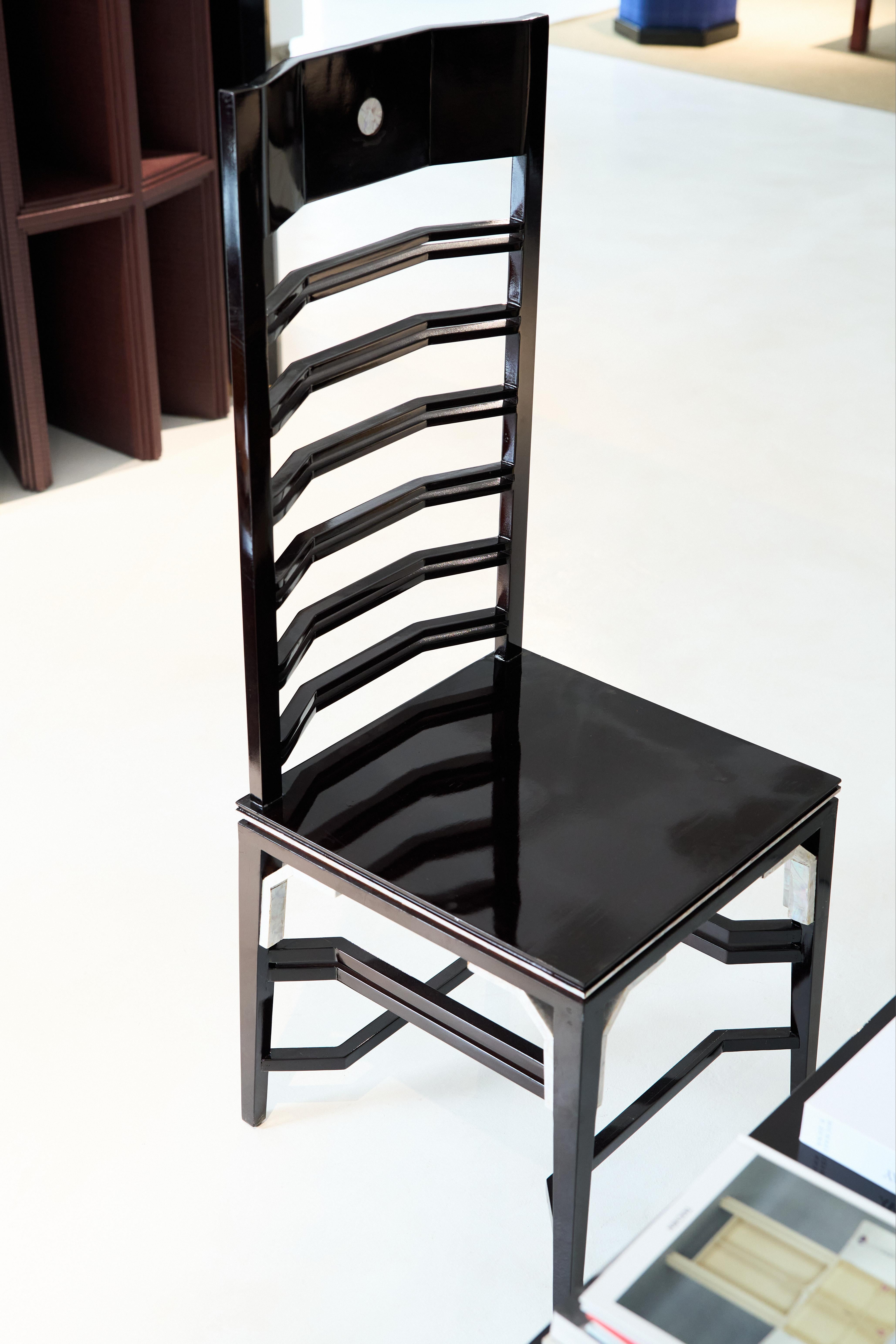 Conchiglia Sedia Lamp-Hanger in palissandro nero e conchiglia di Artempo in vendita