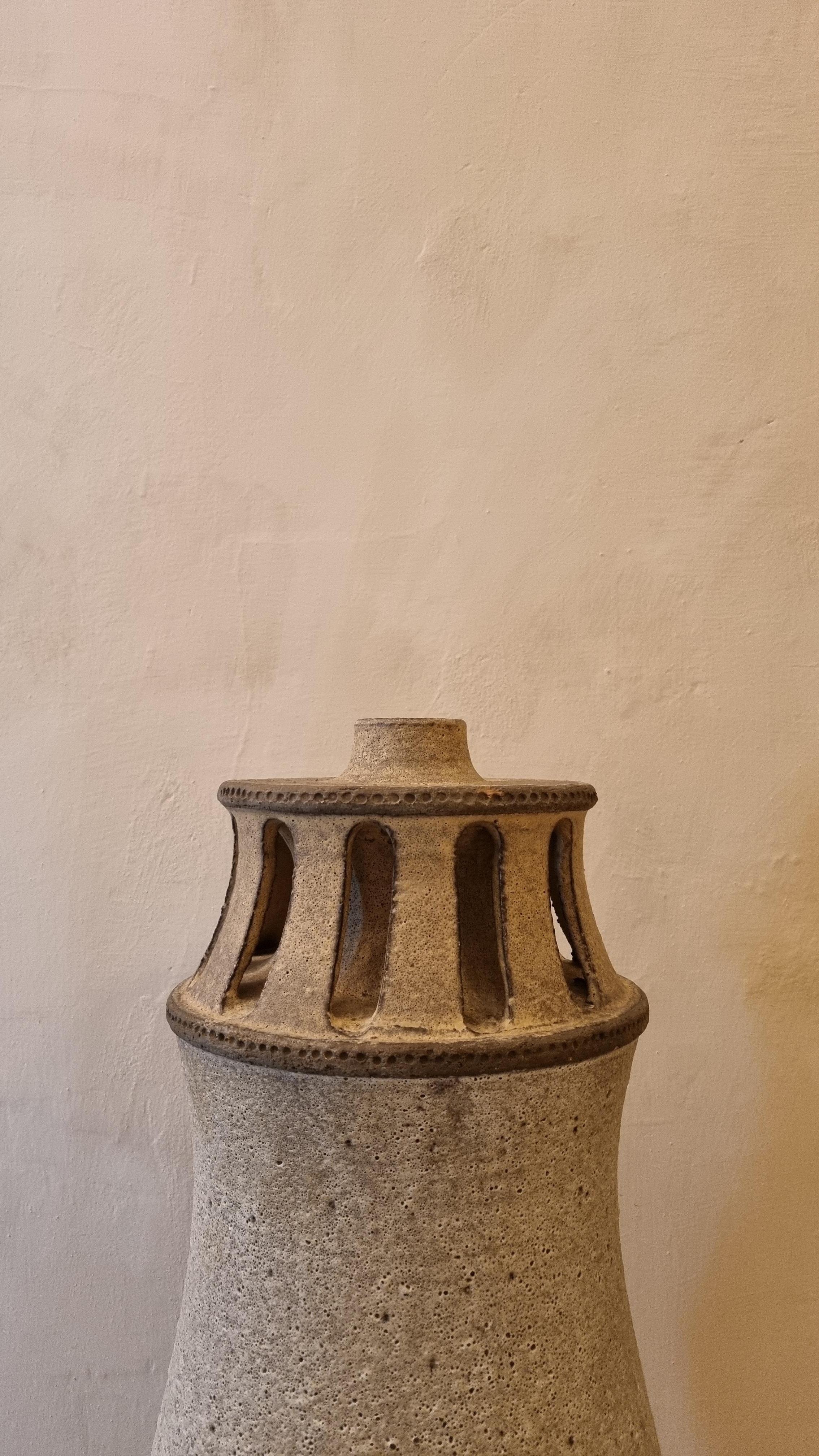 Lampenhalter aus Keramik von Aldo Londi für Ceramiche Bitossi Montelupo, 1970. Glasierte Keramik,  , mattgrauer Ton, signiert.
Dieses seltene Modell  wurde in einer limitierten Serie von  stücke,
Jedes von Bitossi geschaffene Werk folgt einem sehr