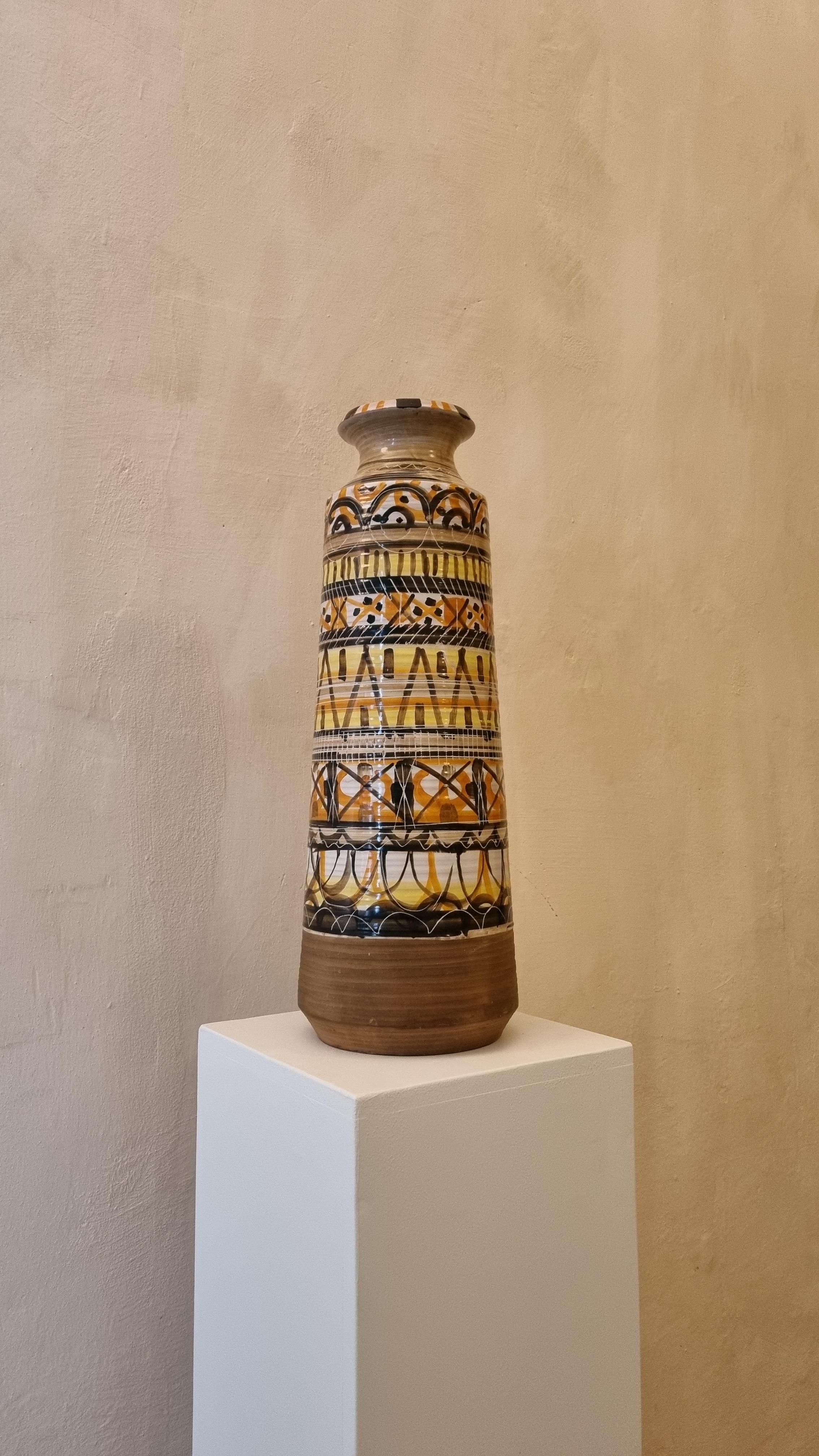 Keramische Lampenfassung von Aldo Londi für Ceramiche Bitossi Montelupo, 1970 .
Keramik glasiert, handbemalt, signiert.
Dieses seltene Modell  wurde in einer limitierten Serie von  stücke,
Jedes von Bitossi geschaffene Werk folgt einem sehr